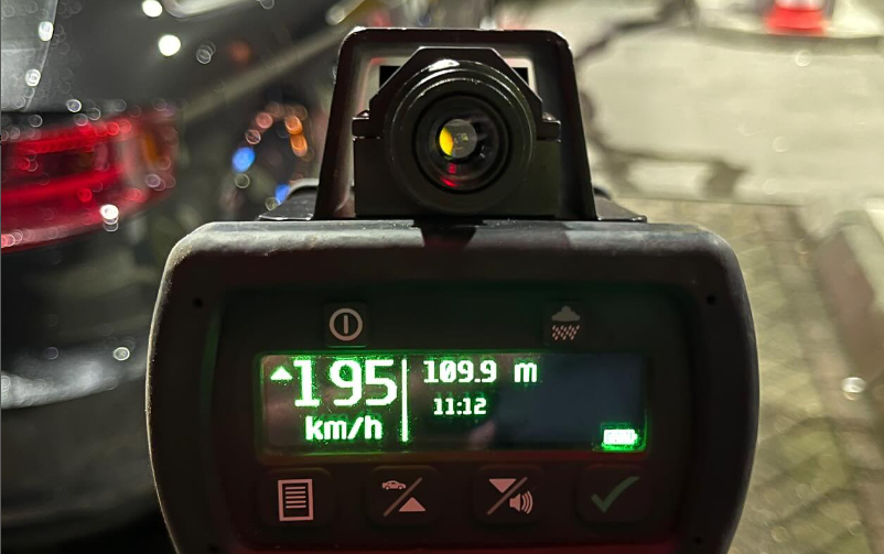 Beginnend bestuurder racet met met 195 km/h langs wegwerkers en raakt auto en rijbewijs kwijt