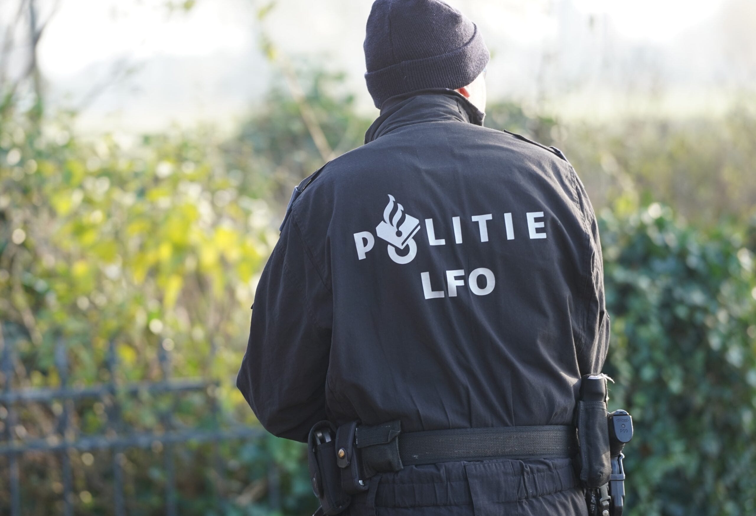 Tabletteermachine en grondstoffen drugs gevonden bij inval