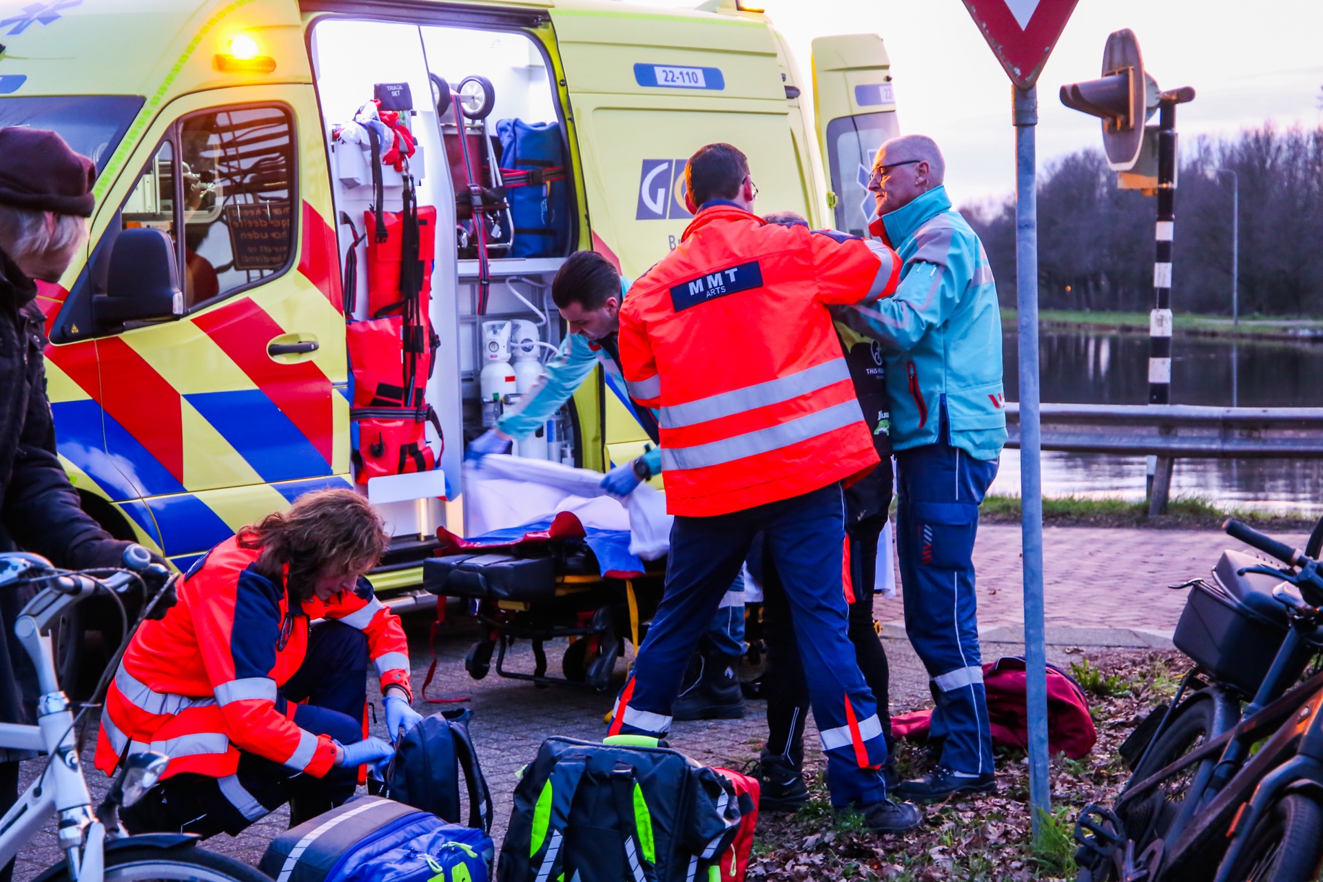 Fietsers komen met elkaar in botsing, één zwaargewond