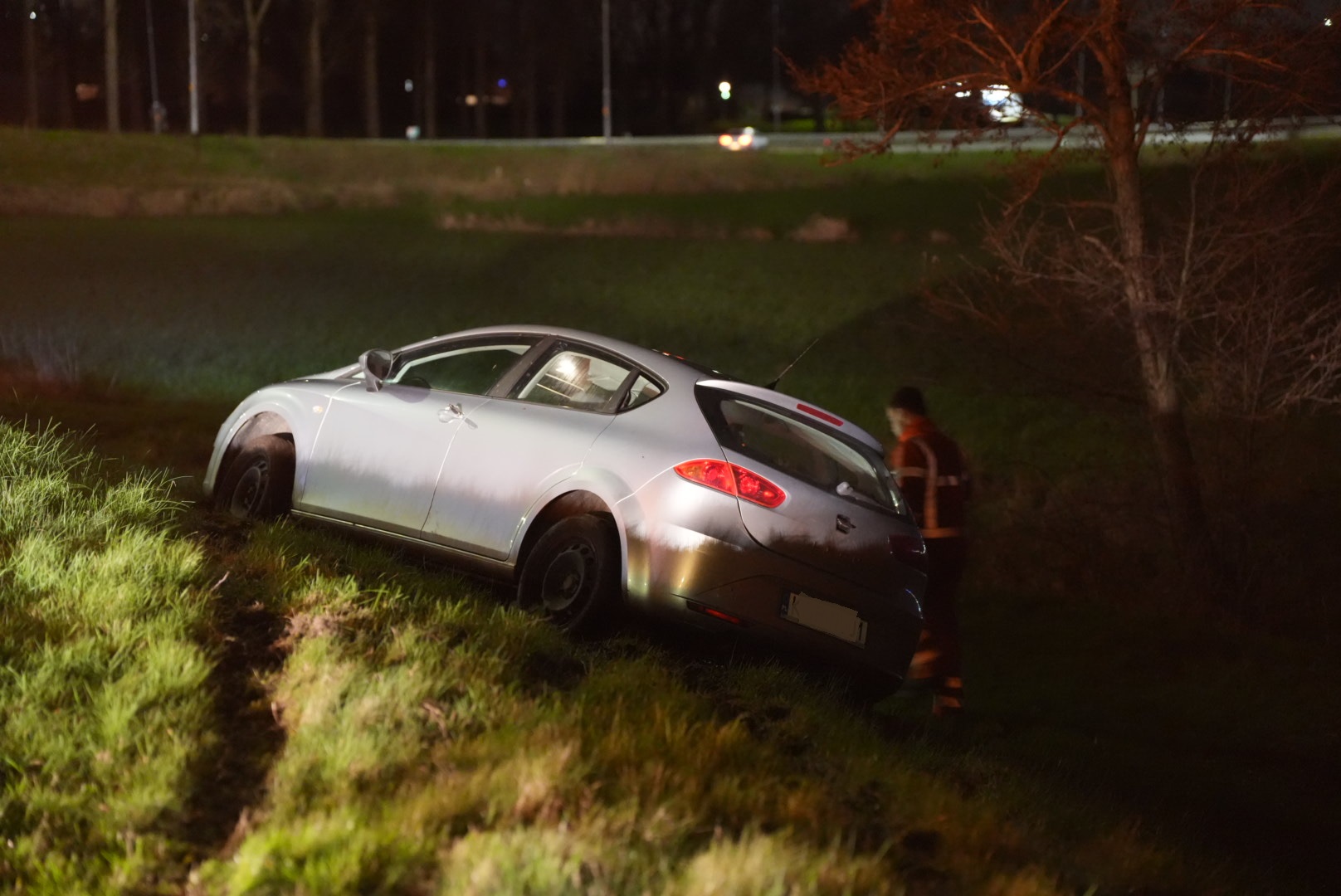 Dronken automobilist raakt macht over stuur kwijt en ramt verkeersbord