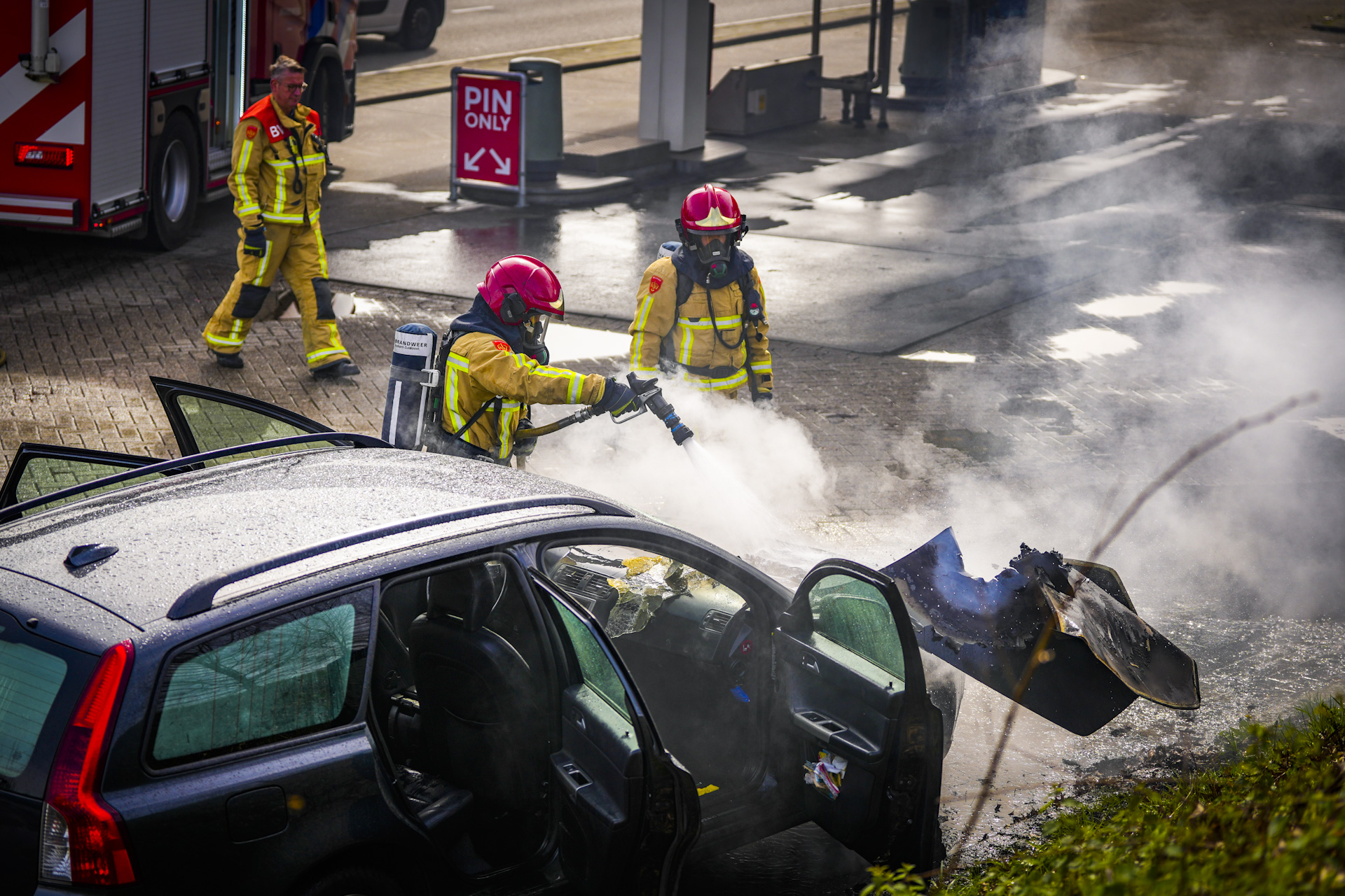 Automobilist zet brandende auto bij tankstation stil