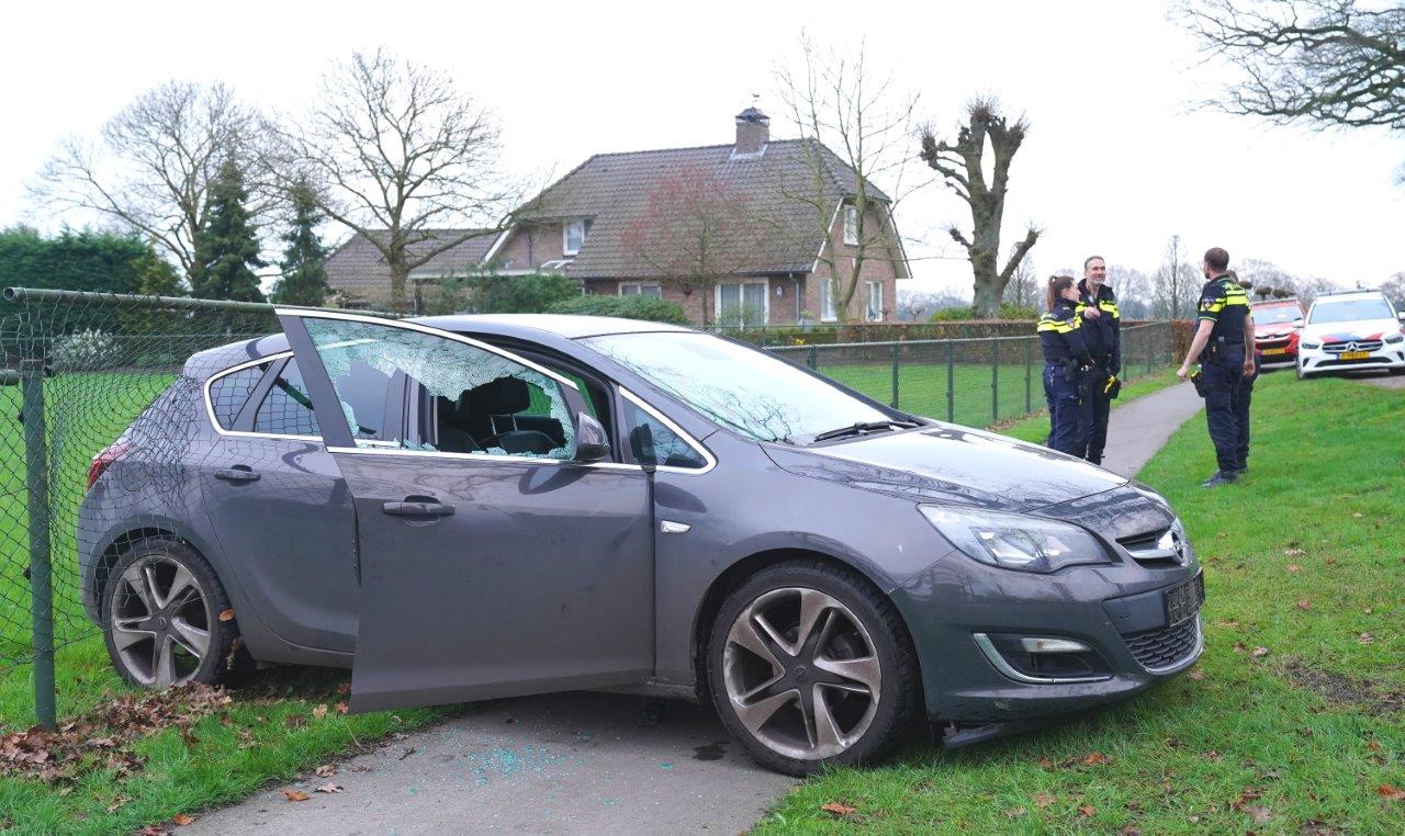 Automobilist rijdt dwars door hekwerk en raakt gewond