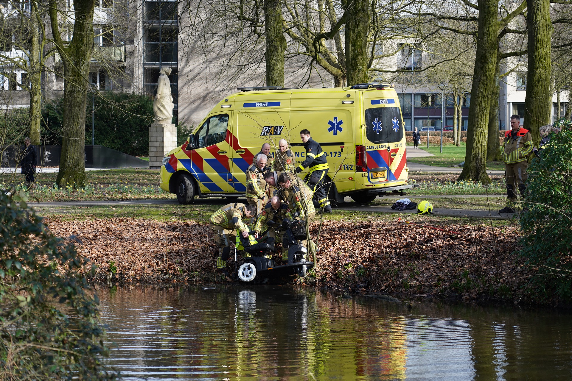 Man Belandt Met Scootmobiel In Water, Omstander Schiet Te Hulp - 112Brabant