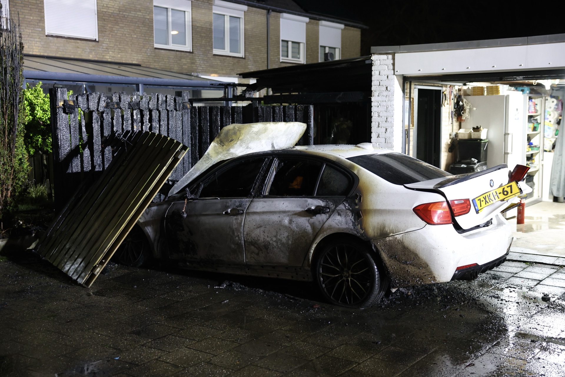 Felle brand verwoest geparkeerde auto