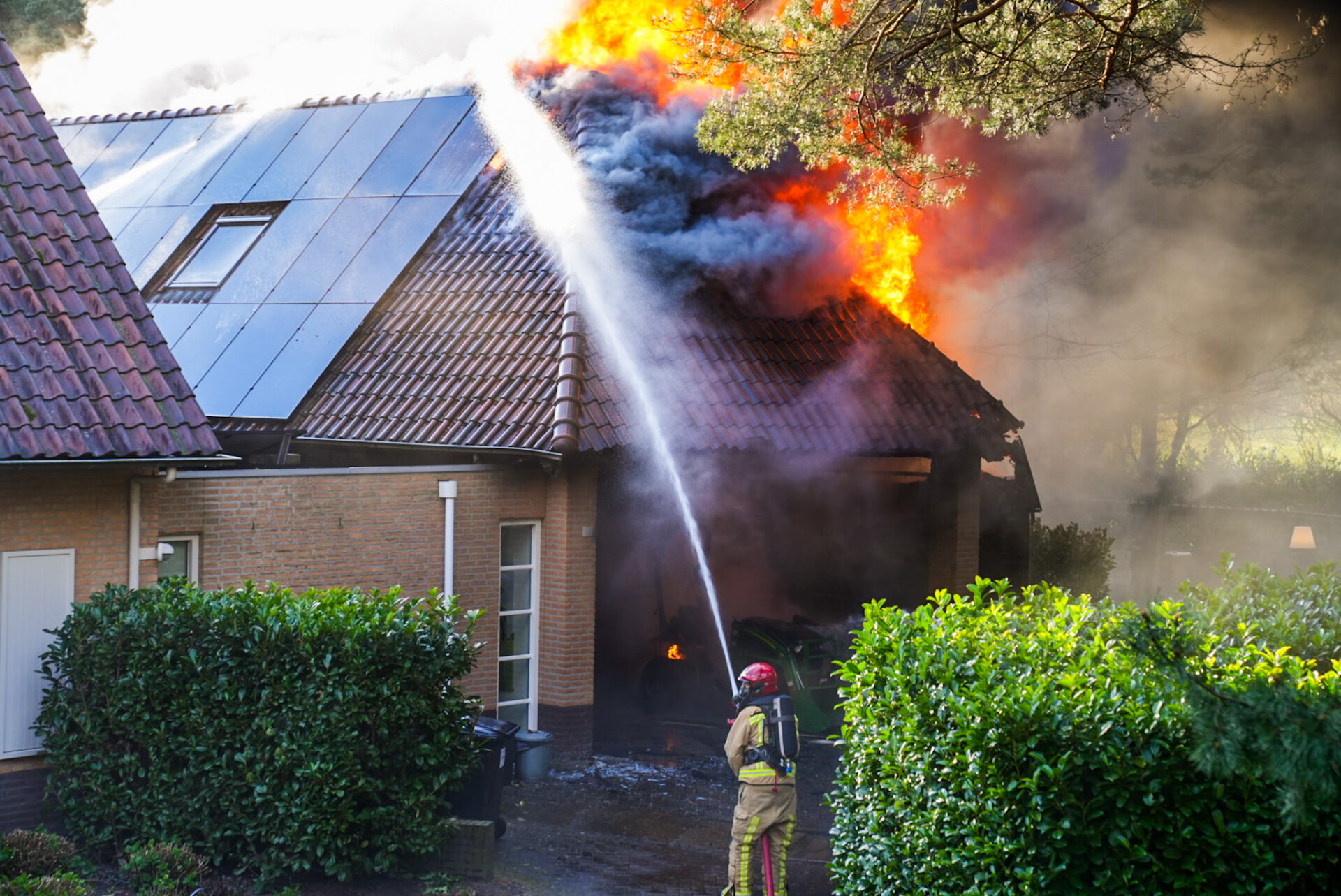Grote uitslaande brand in vrijstaande woning