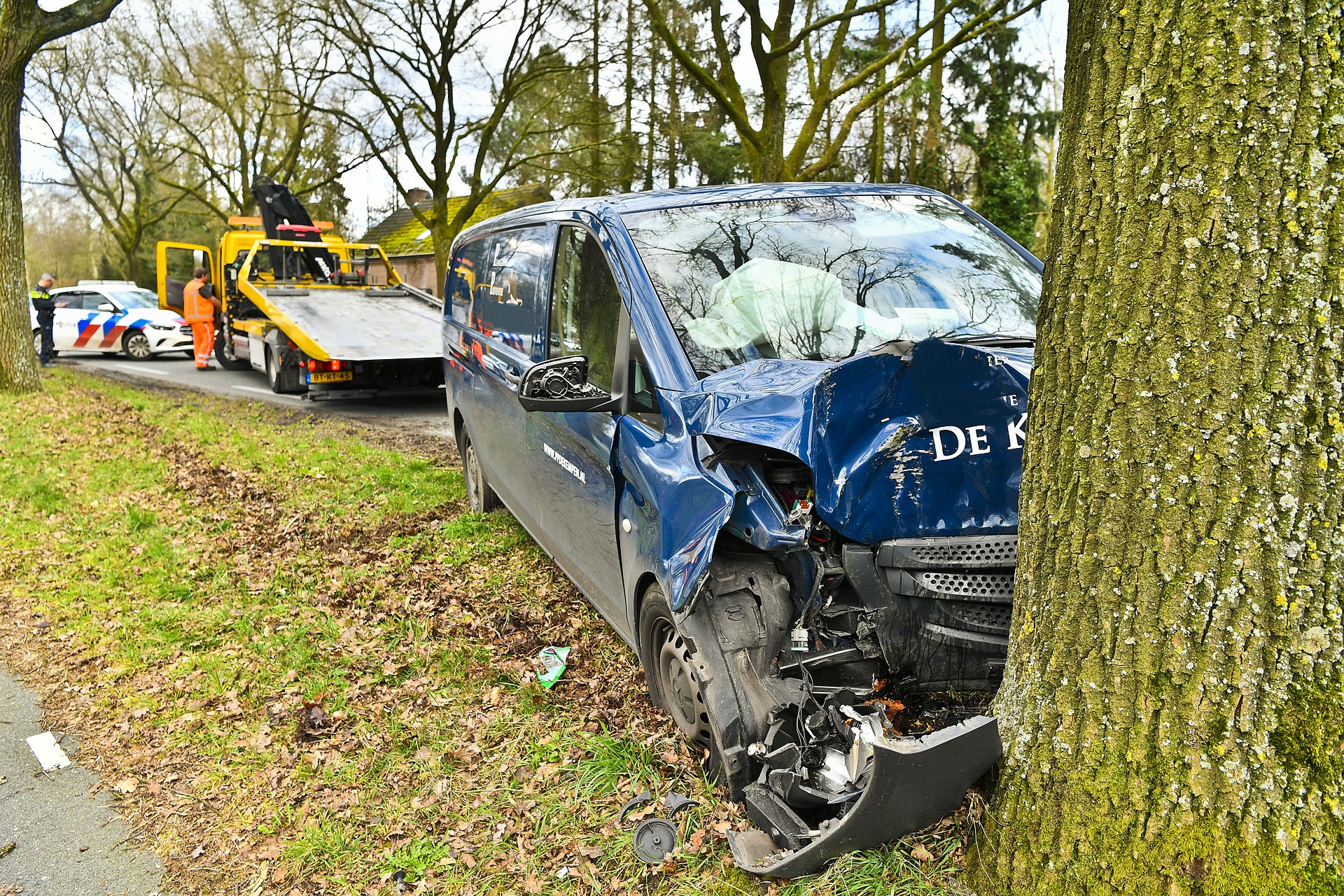 Bestuurder gewond na botsing tegen boom