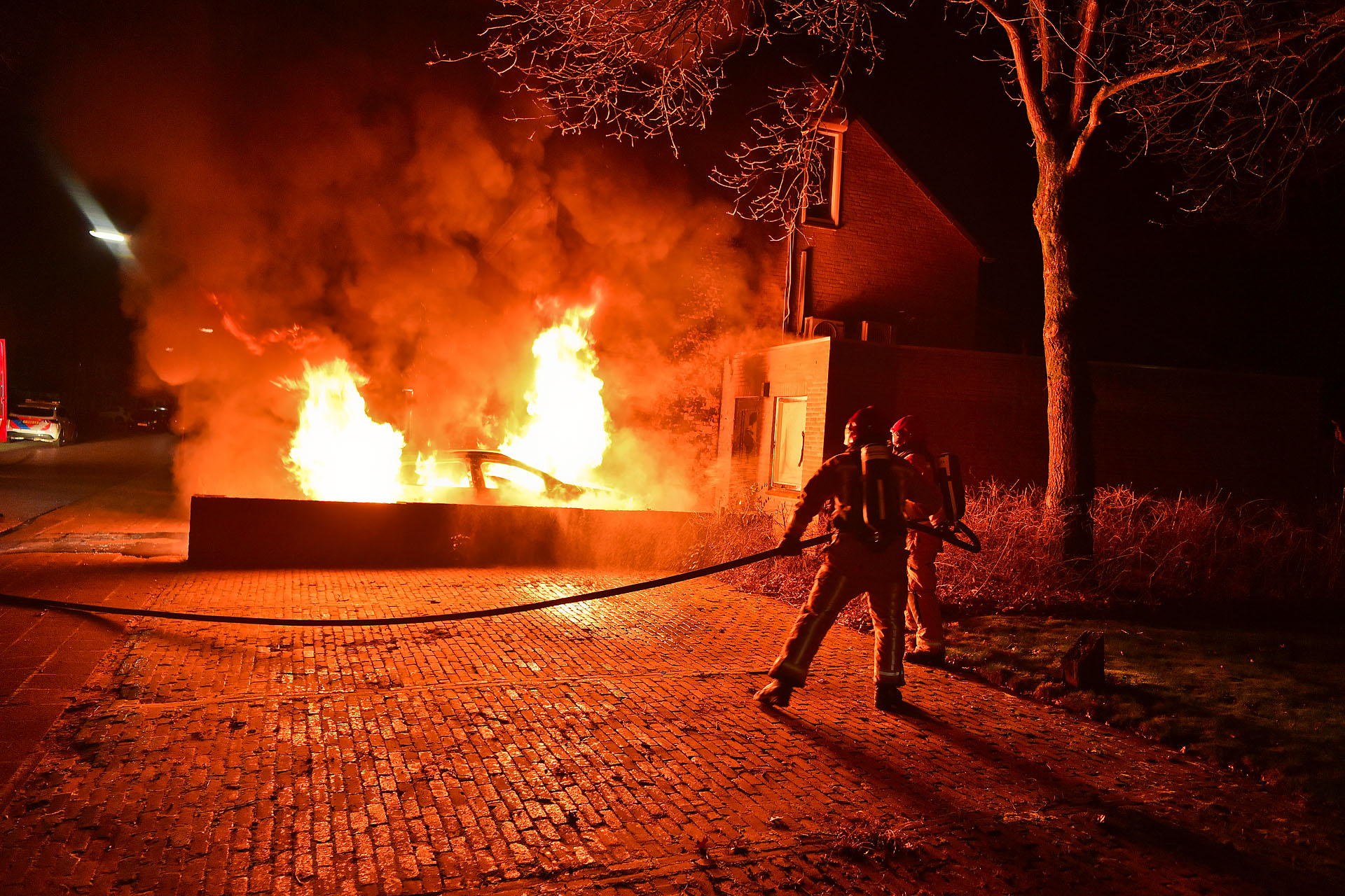 Autobrand verwoest ook gevel en aanbouw van woning