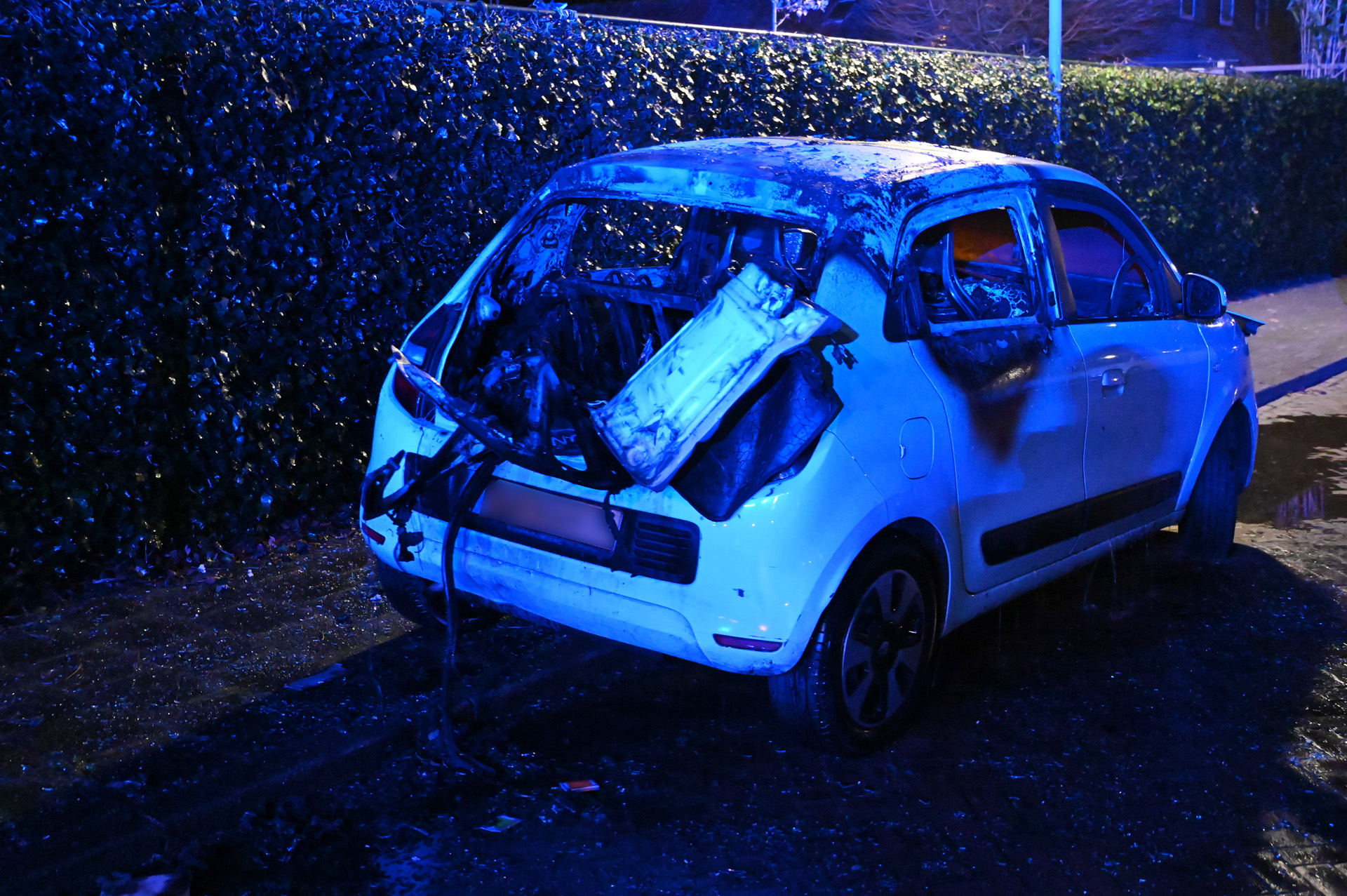 Geparkeerde auto door brand verwoest