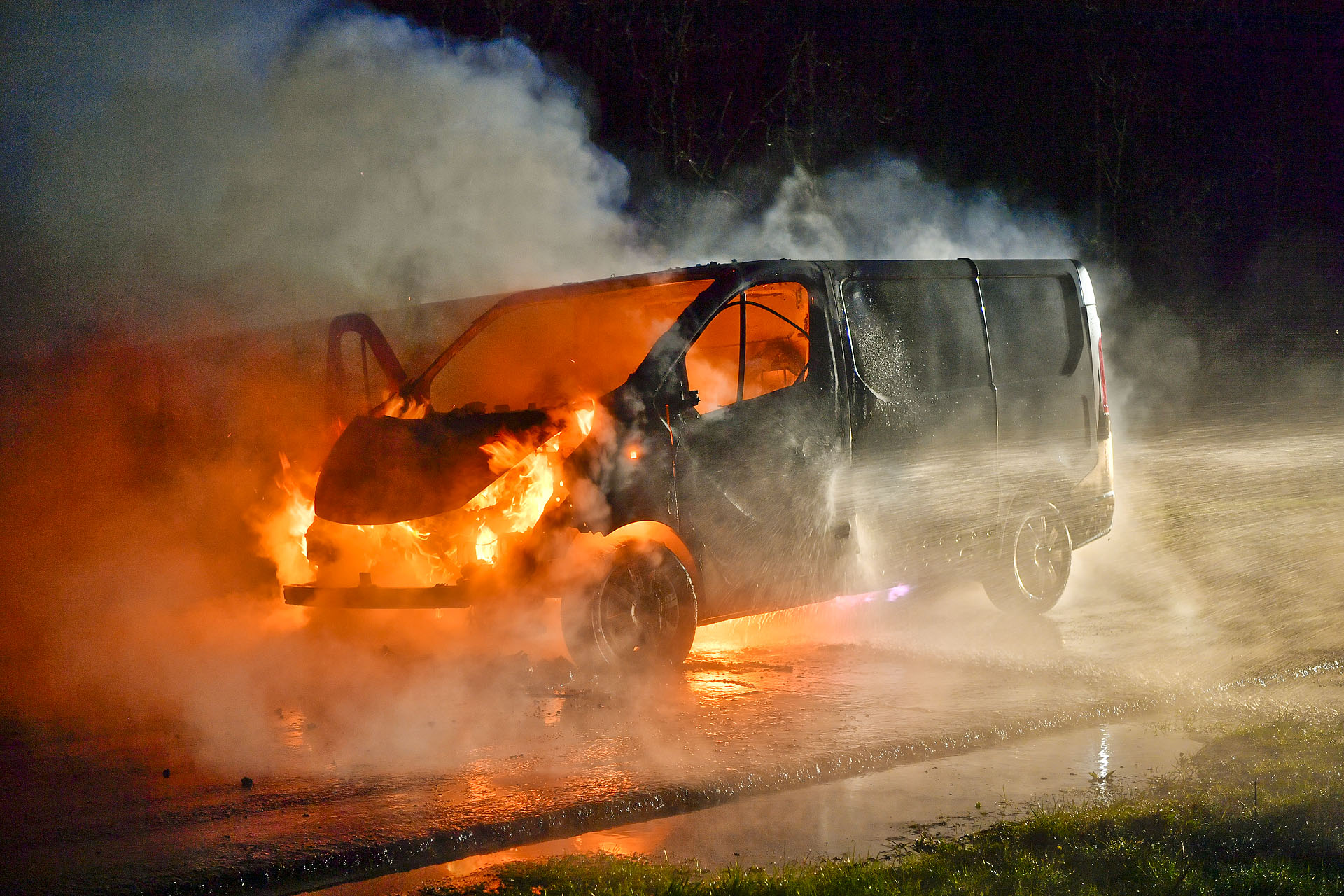Busje van pakketbezorger geheel uitgebrand