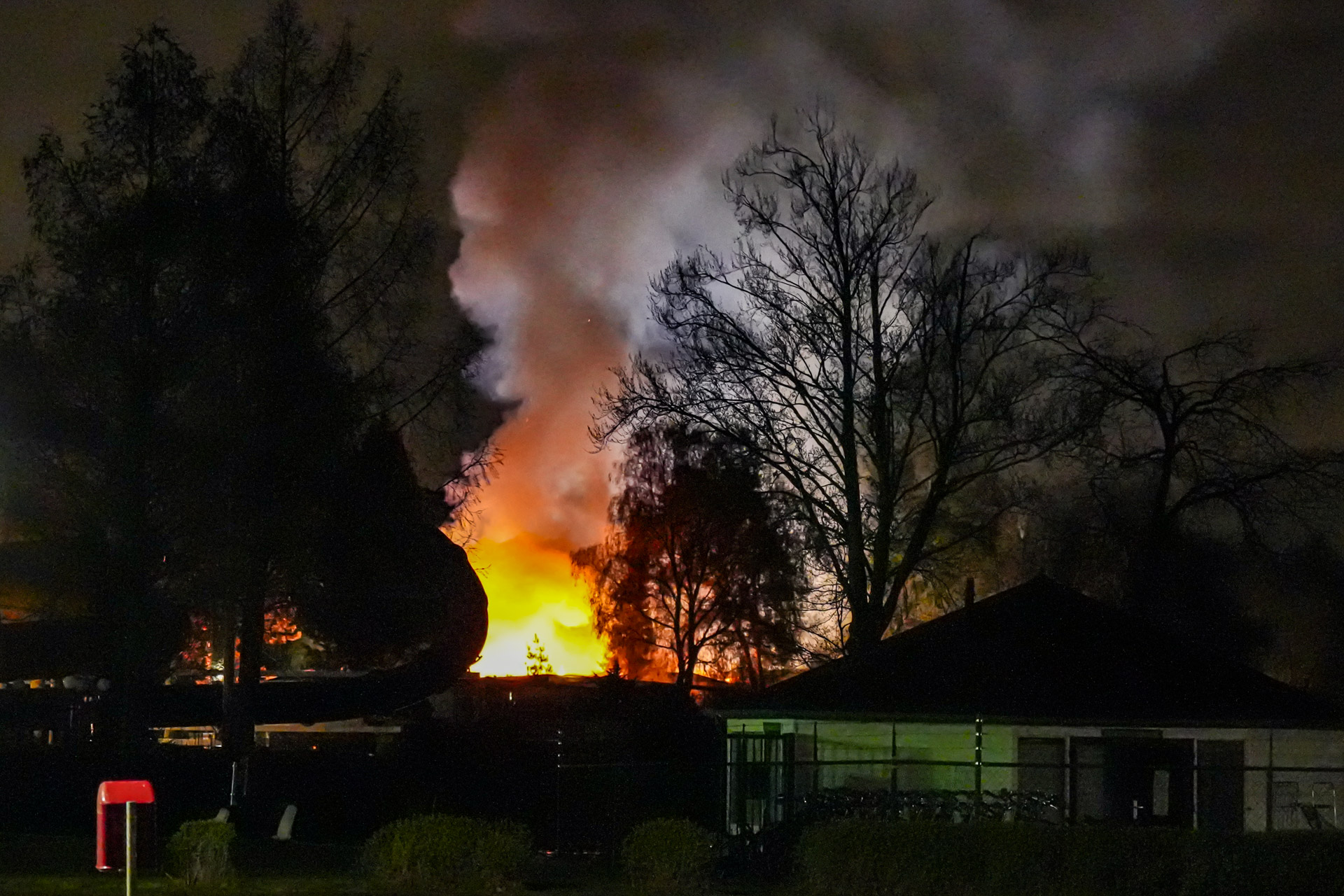 Brand bij chalet Peter Gillis op Prinsenmeer aangestoken