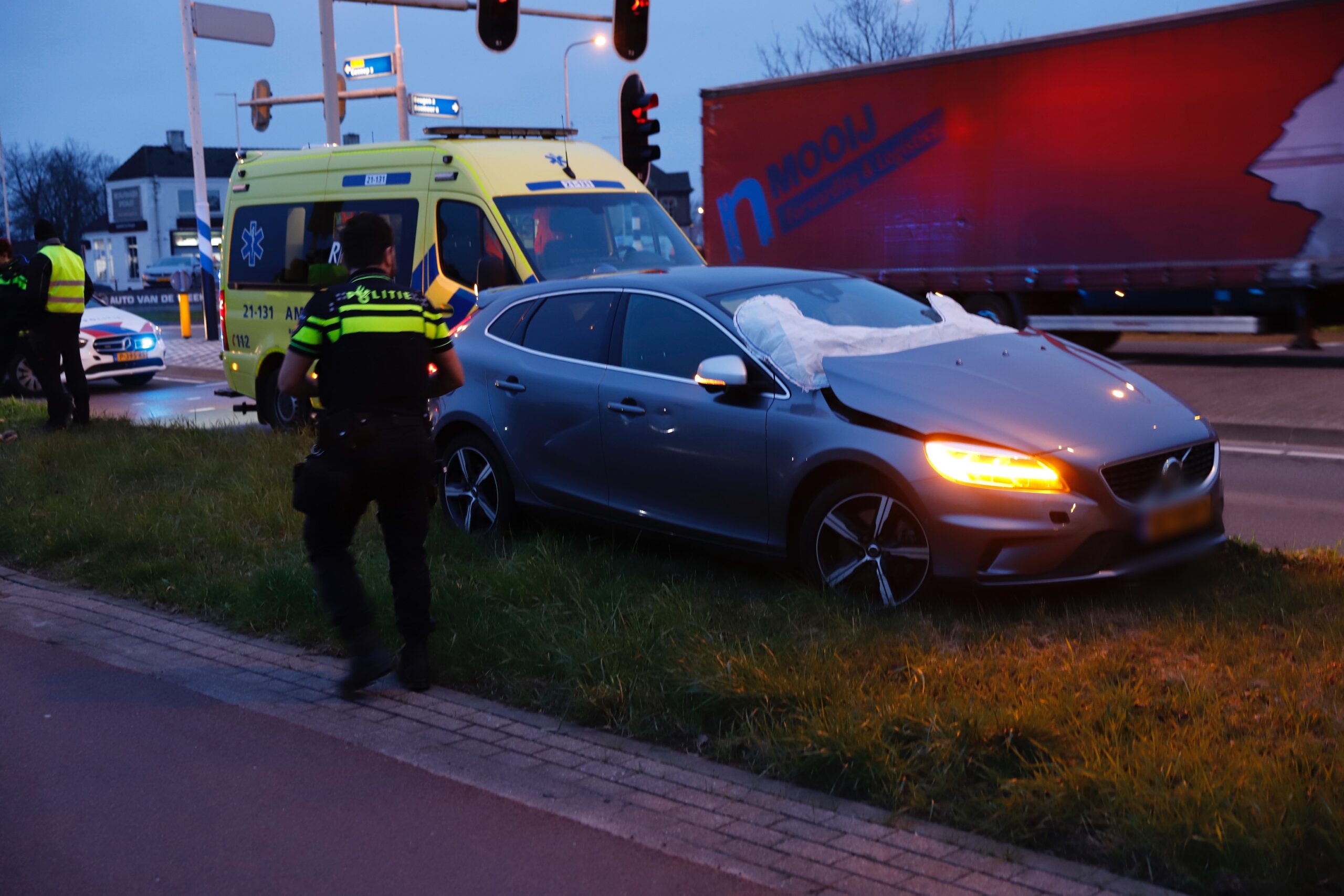 Fietser geschept door auto