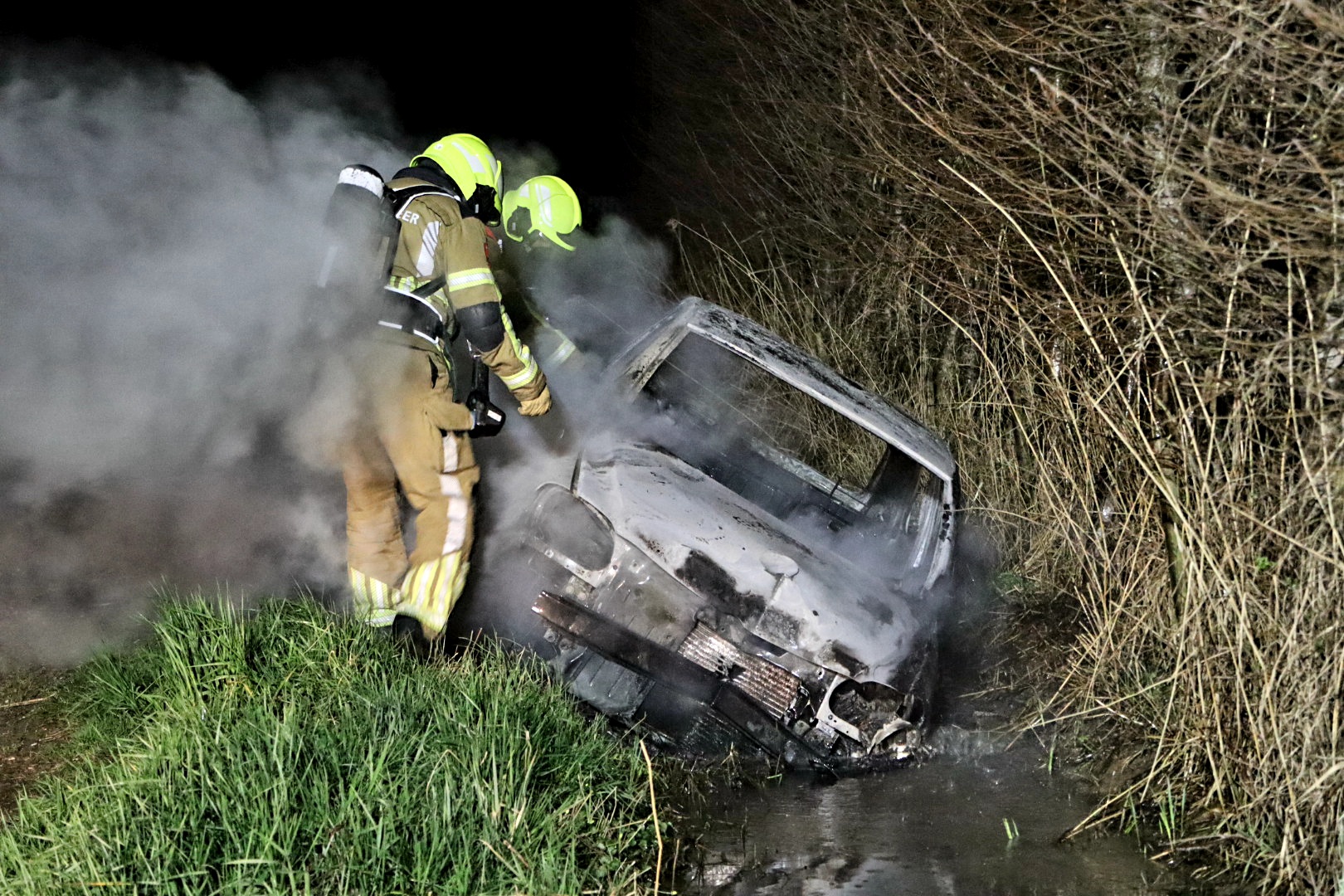 Gedumpte auto uitgebrand in sloot