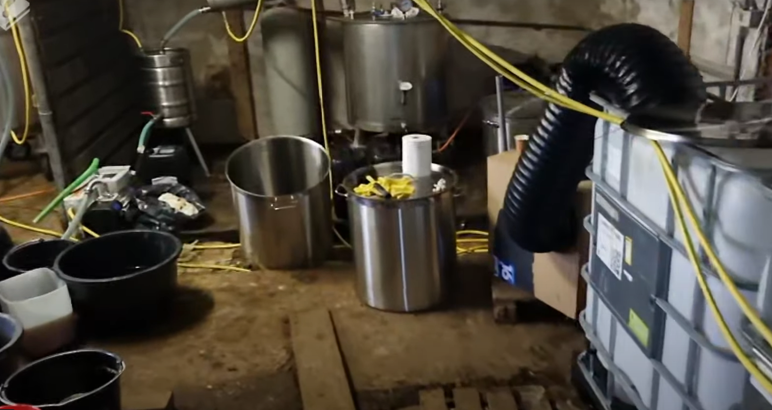 Twee Brabanders aangehouden in groot drugslab in Overijssel