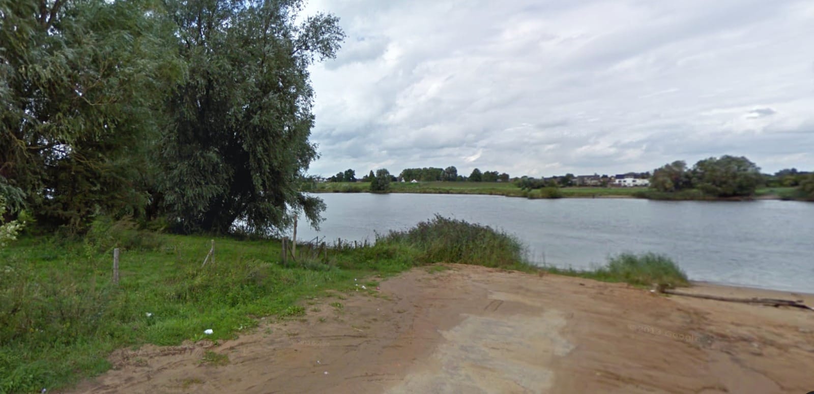 Vissers halen dode puppy’s met baksteen om nek uit water