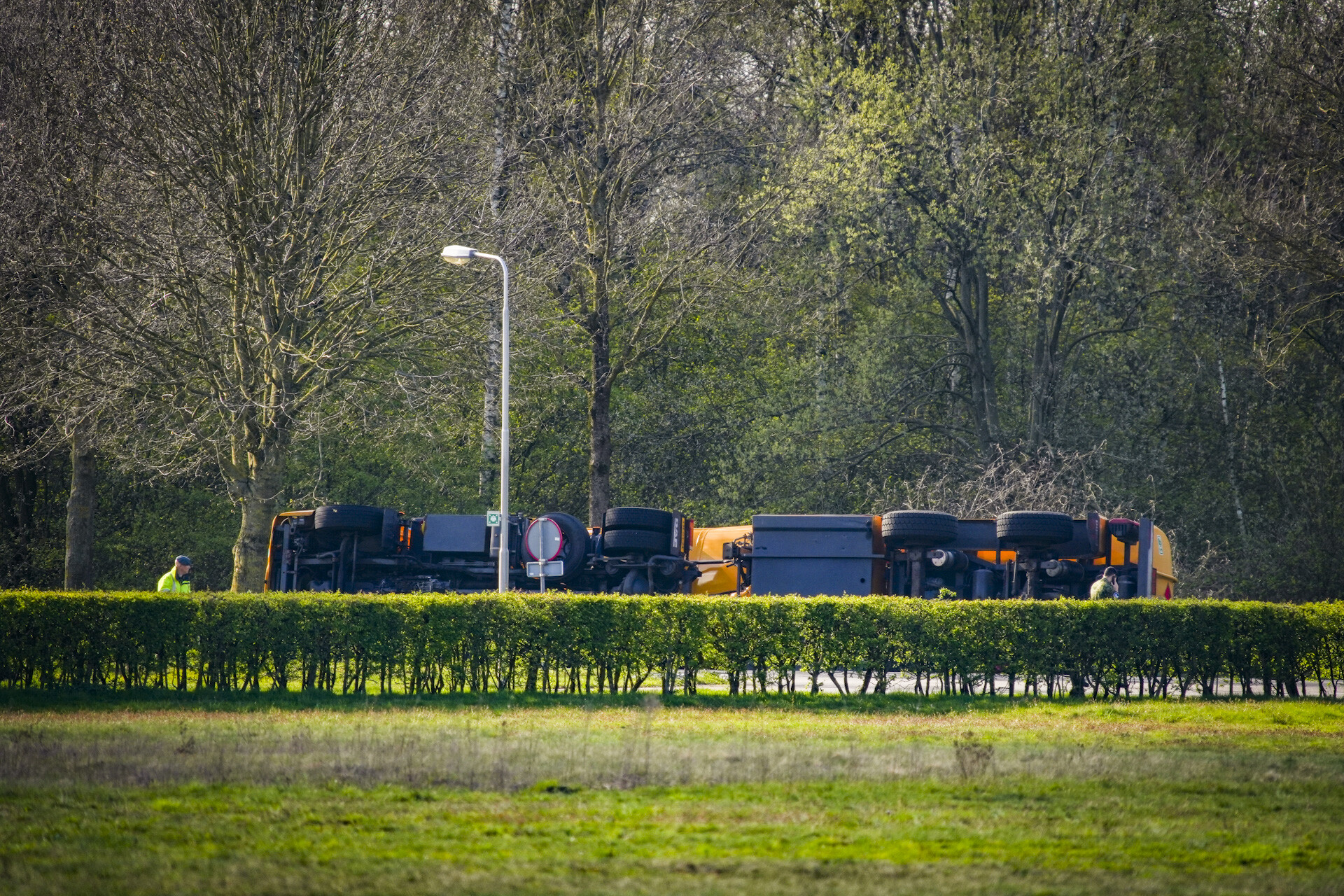 Tankwagen met 40.000 liter kerosine kantelt op vliegbasis