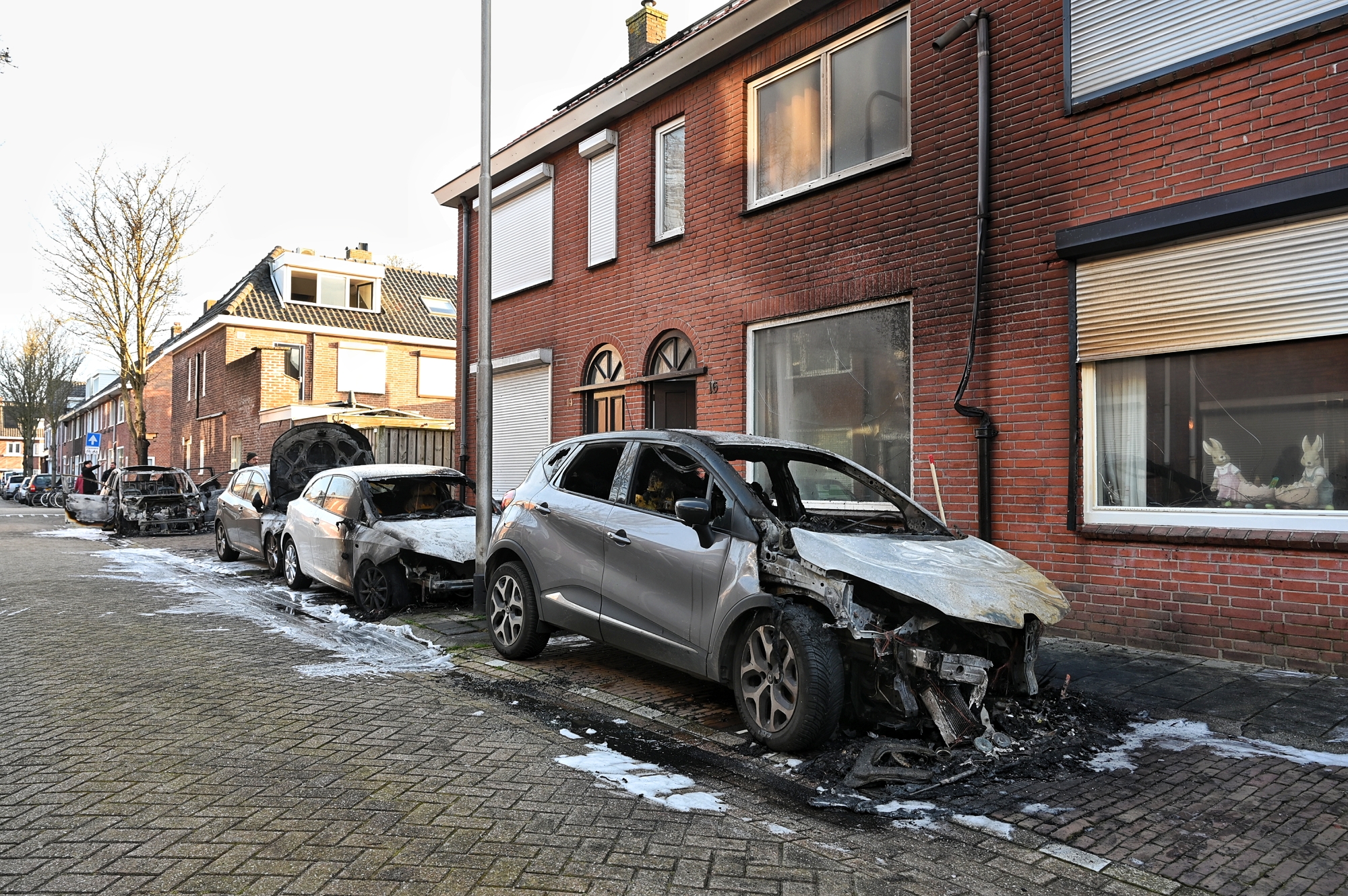 Vier auto’s in één straat door brand verwoest, politie onderzoekt brandstichting