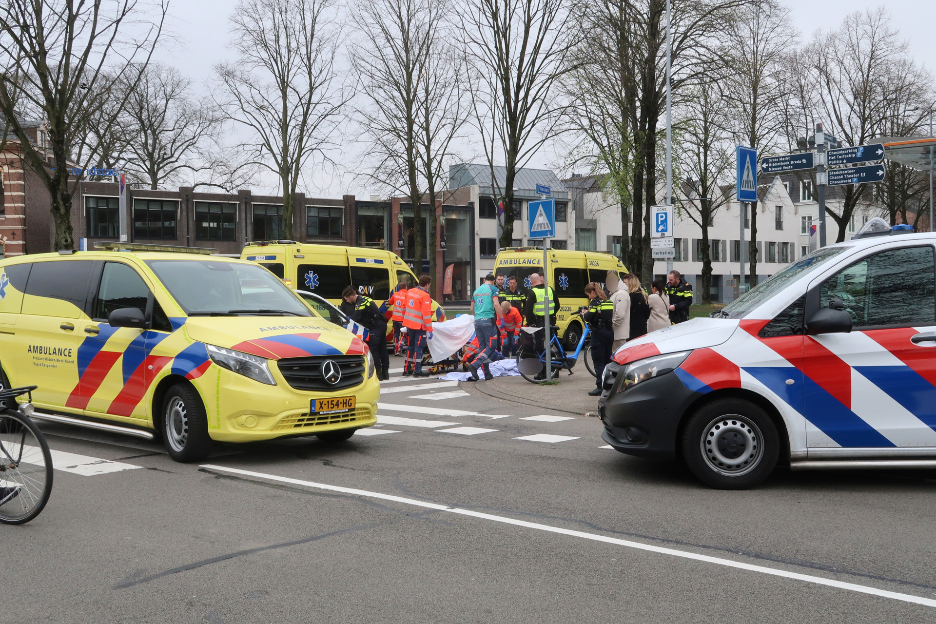 Jongeman op fiets gewond na aanrijding met auto
