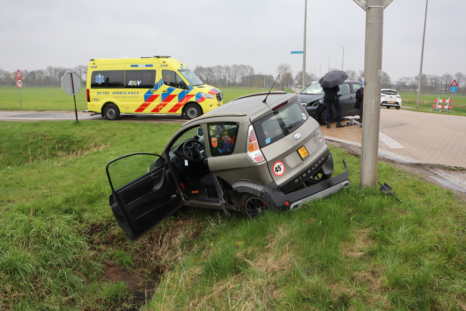 Gewonde na botsing tussen brommobiel en auto