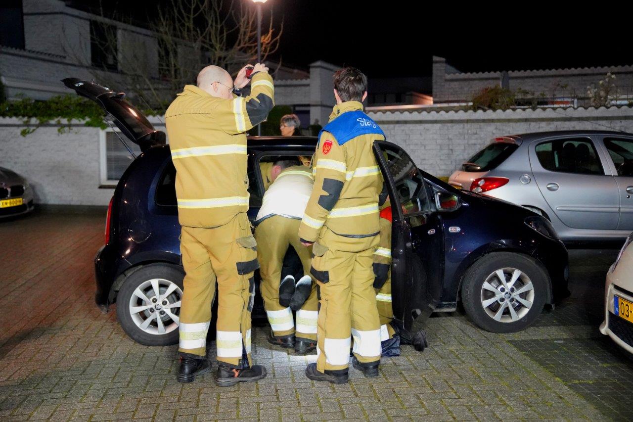 Vrouw bekneld in auto na val