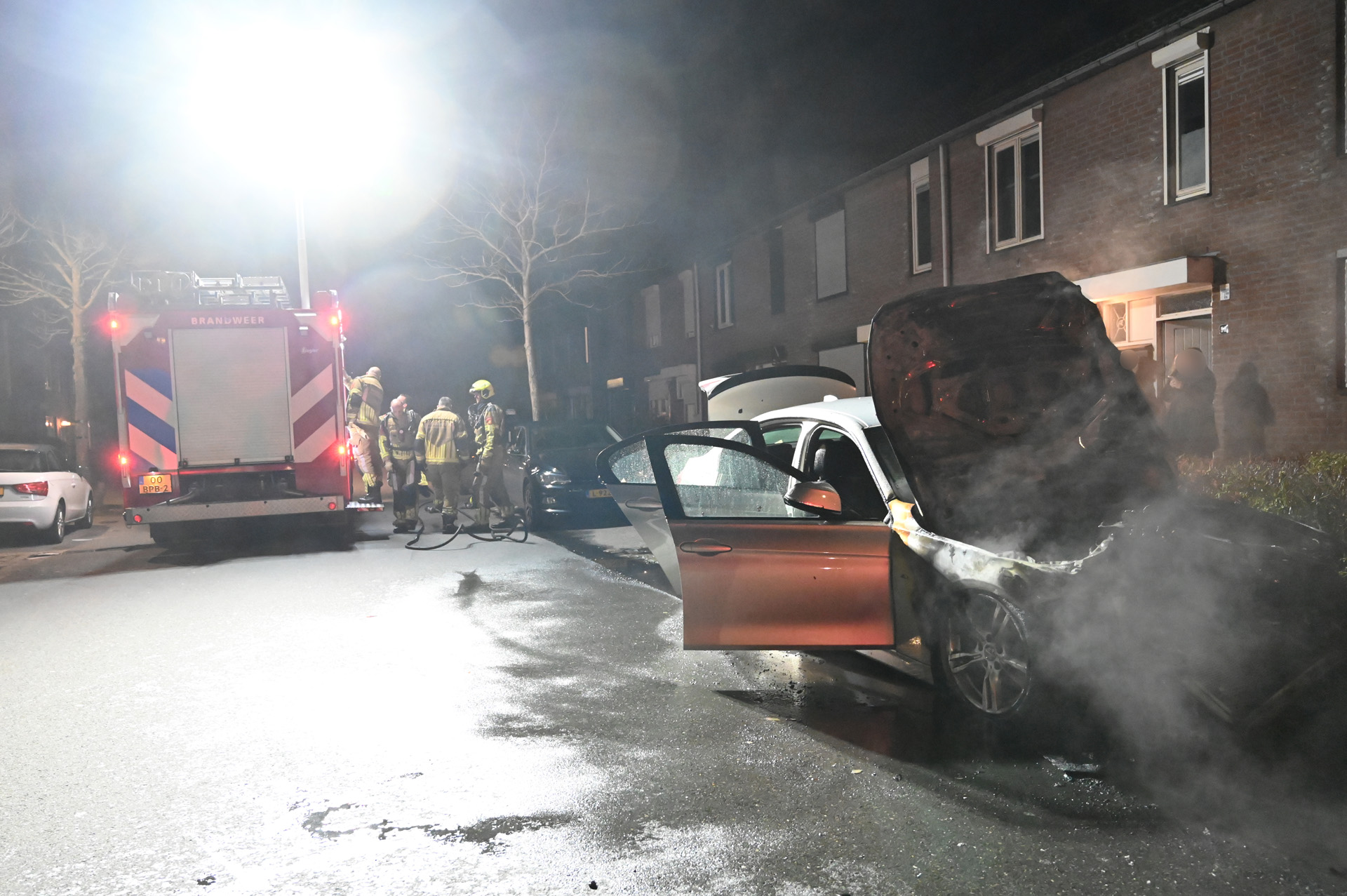 Geparkeerde auto door brand verwoest