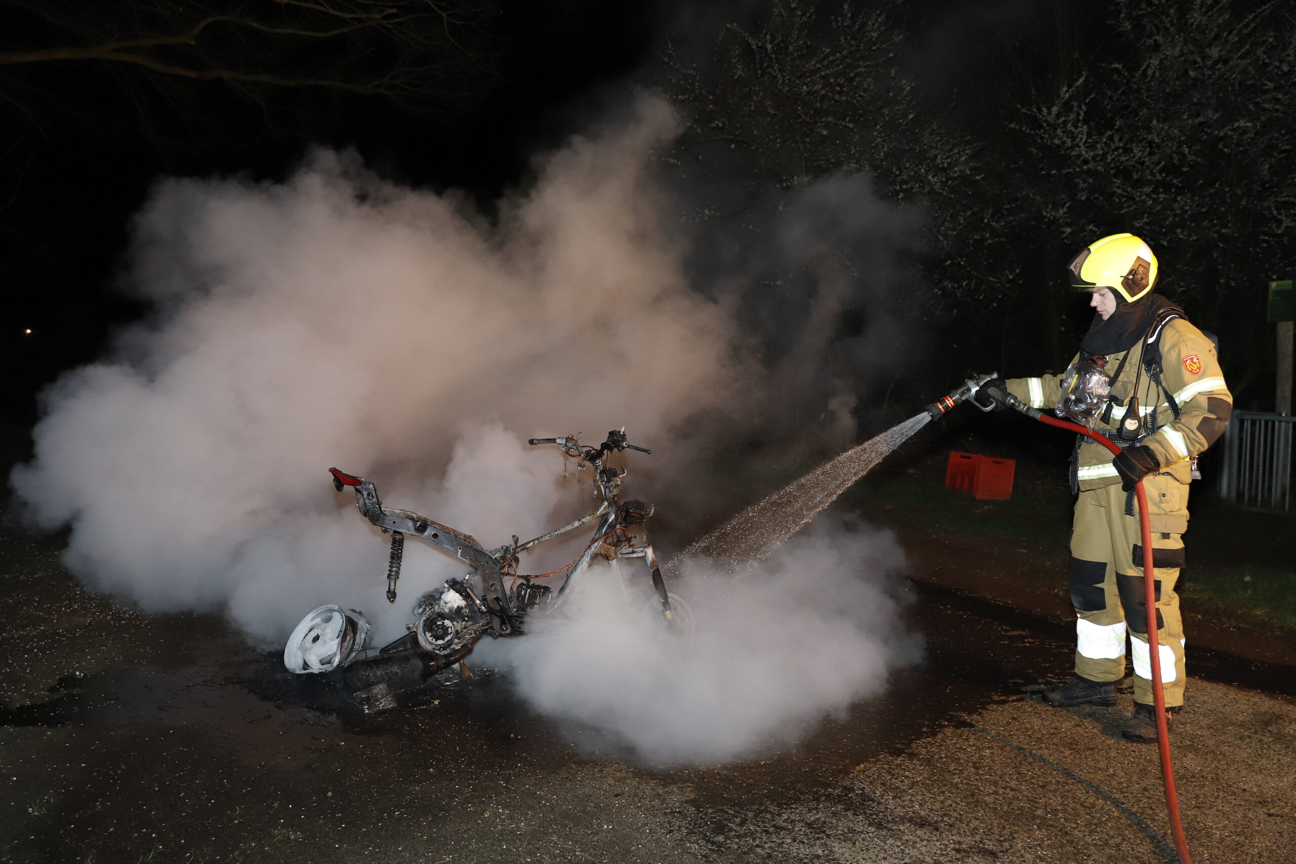 Gedumpte scooter door brand verwoest