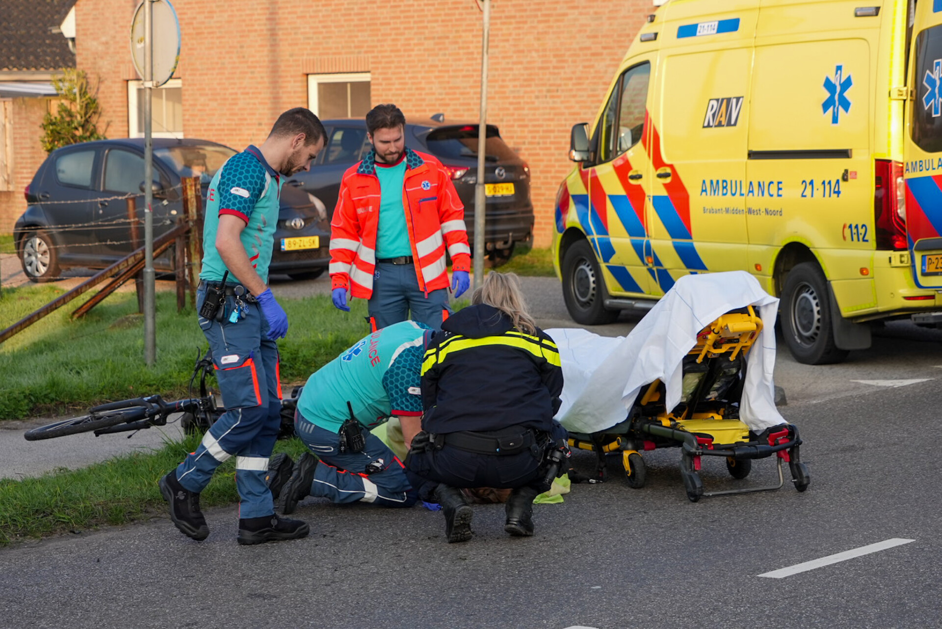 Fietsster gewond nadat ze wordt geschept door bestelbus
