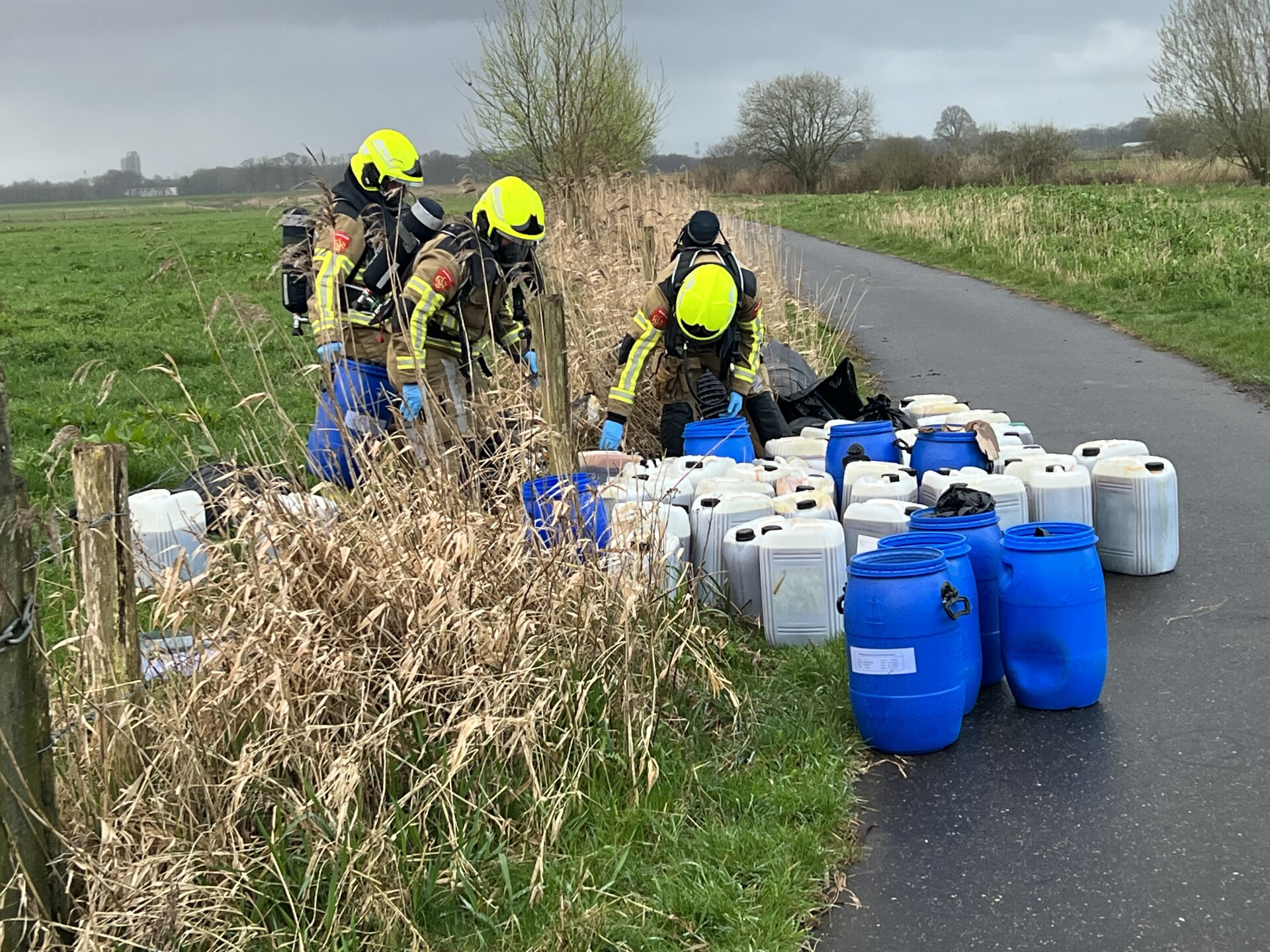 Grote hoeveelheid vaten met drugsafval gedumpt in buitengebied
