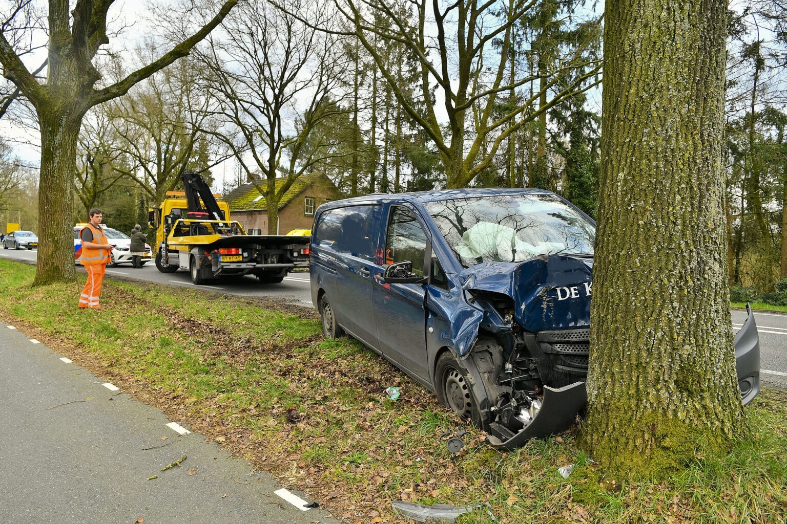 Bestuurder Gewond Na Botsing Tegen Boom - 112Brabant