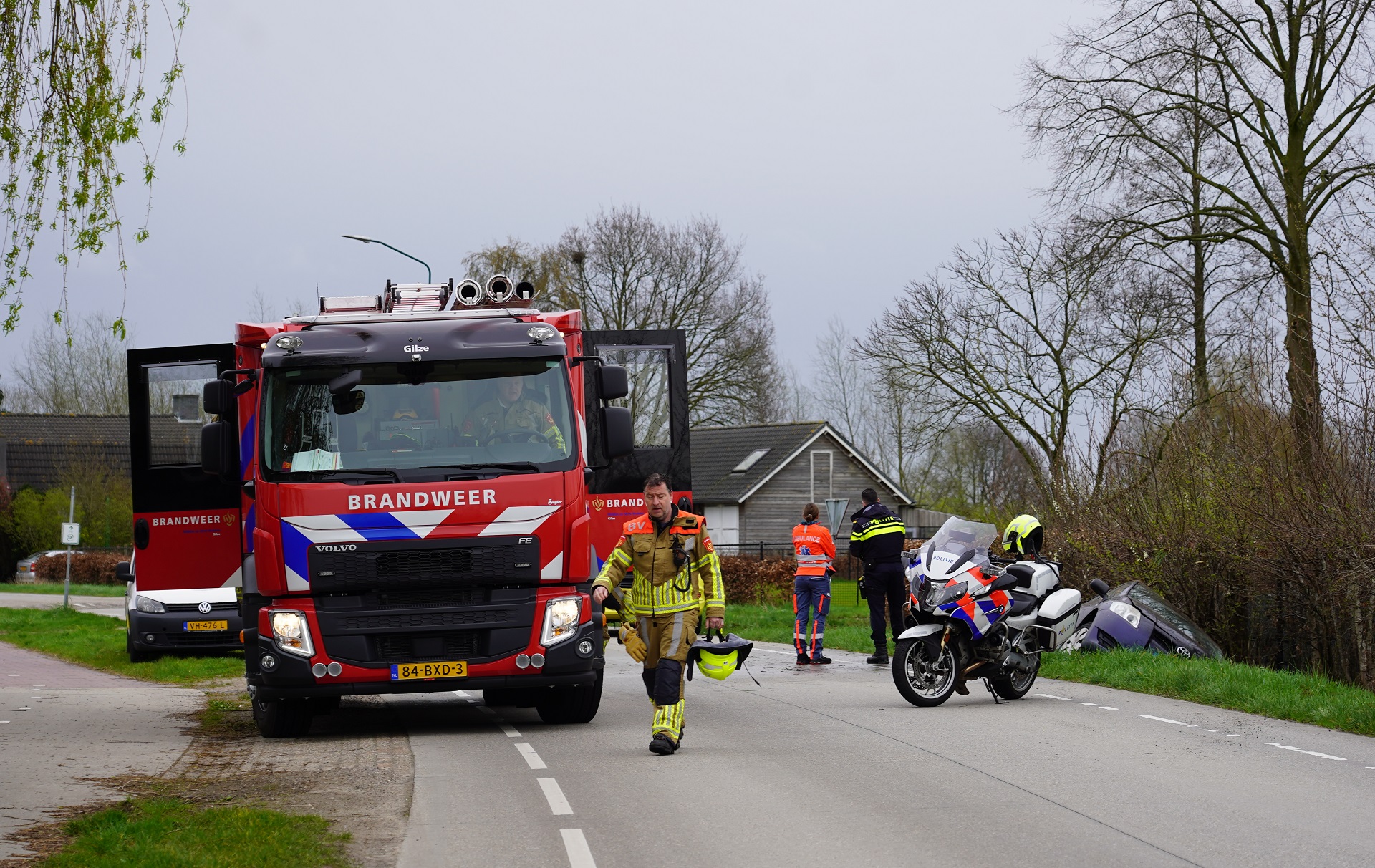 Auto belandt in sloot, vrouw gewond