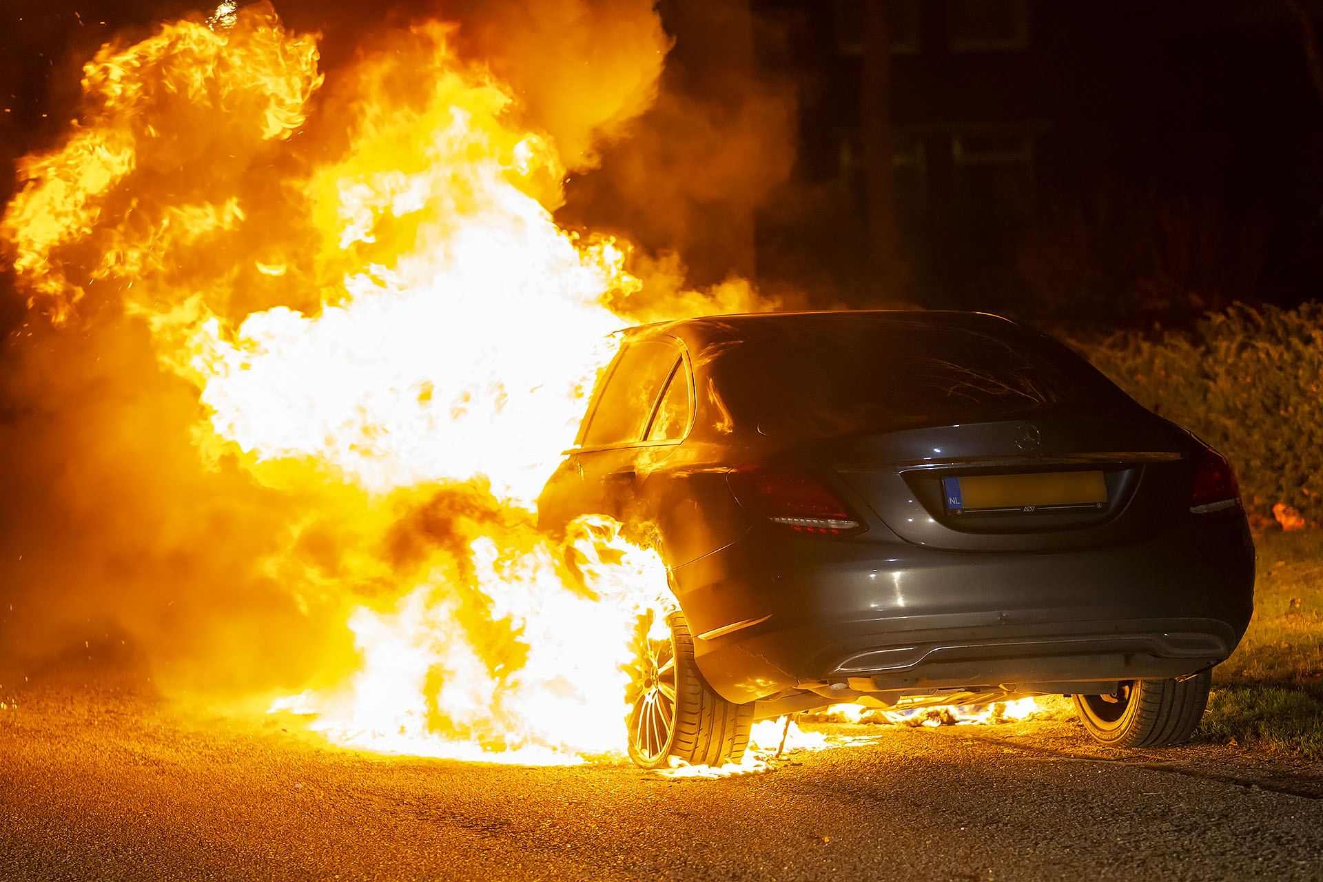 Mercedes volledig uitgebrand op industrieterrein