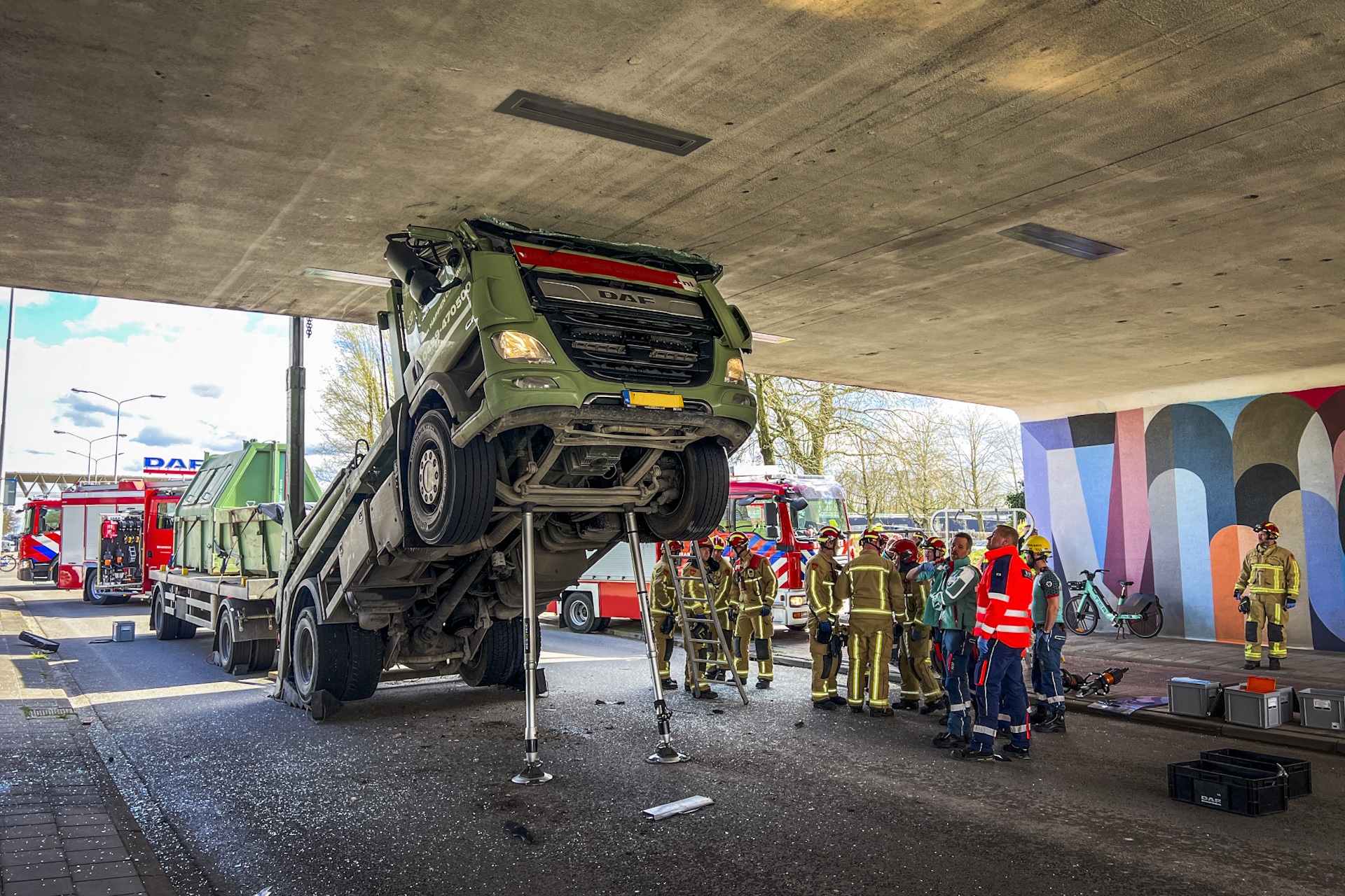 FOTO UPDATE: Vrachtwagen rijdt tegen viaduct, chauffeur raakt gewond