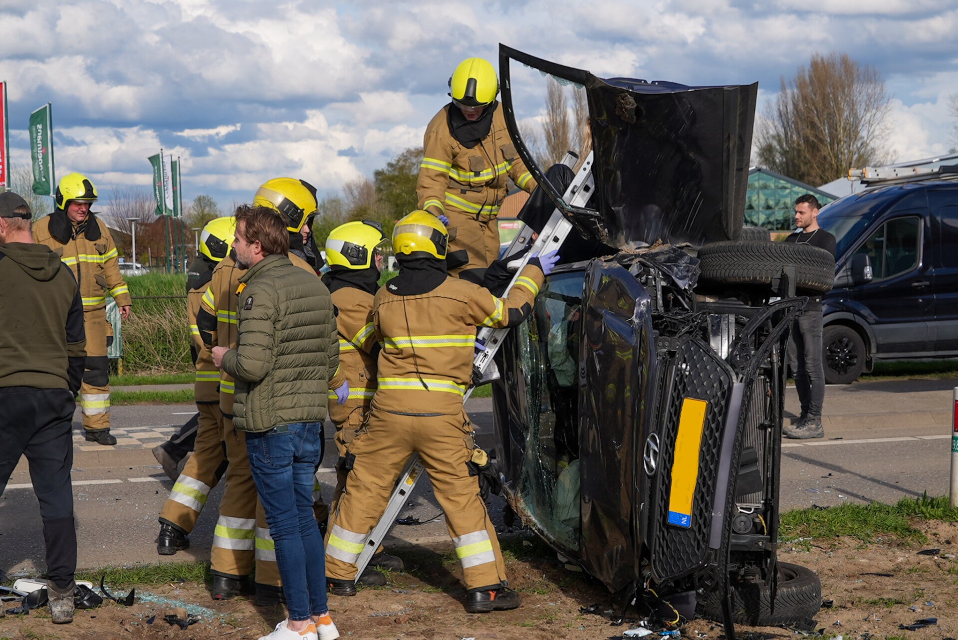 Auto op z’n kant na aanrijding, twee gewonden