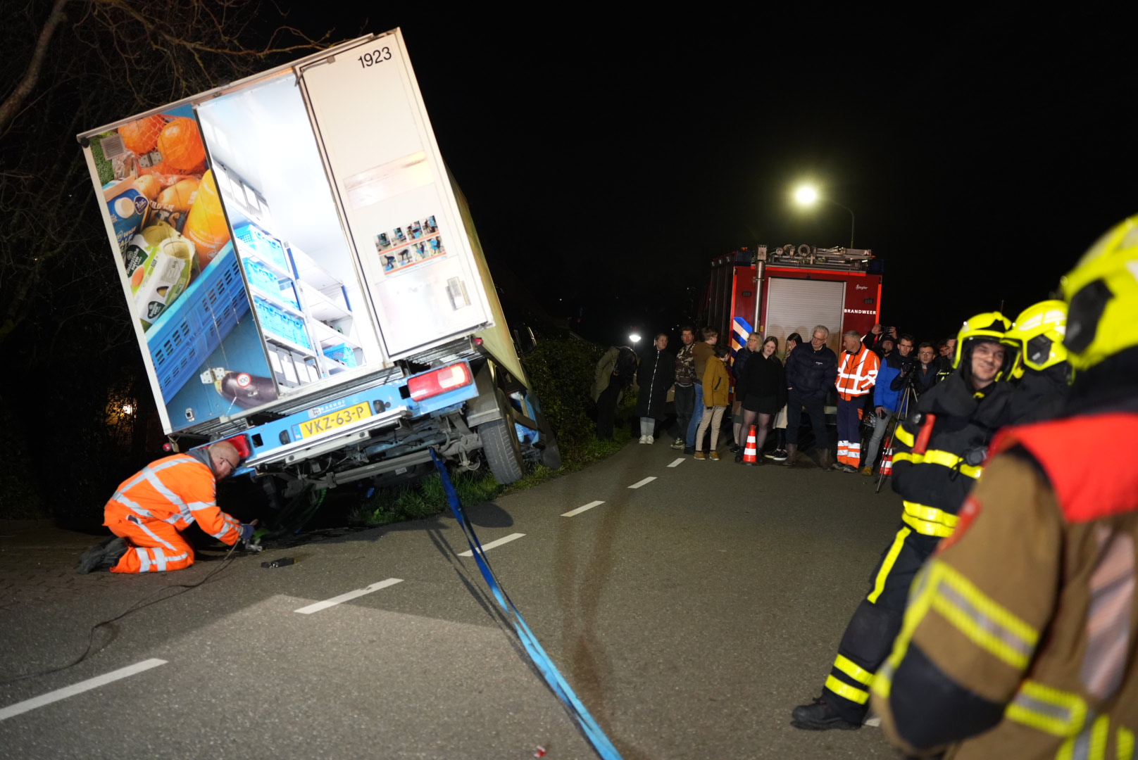 Bezorgster vergeet handrem en ziet auto van dijk rollen