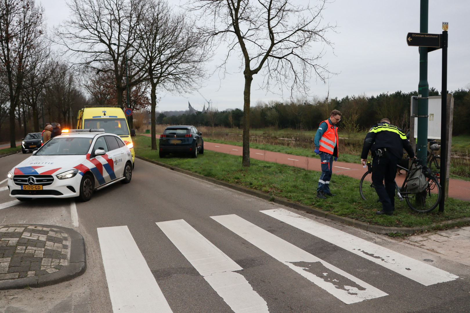 Fietser komt in botsing met auto op rotonde