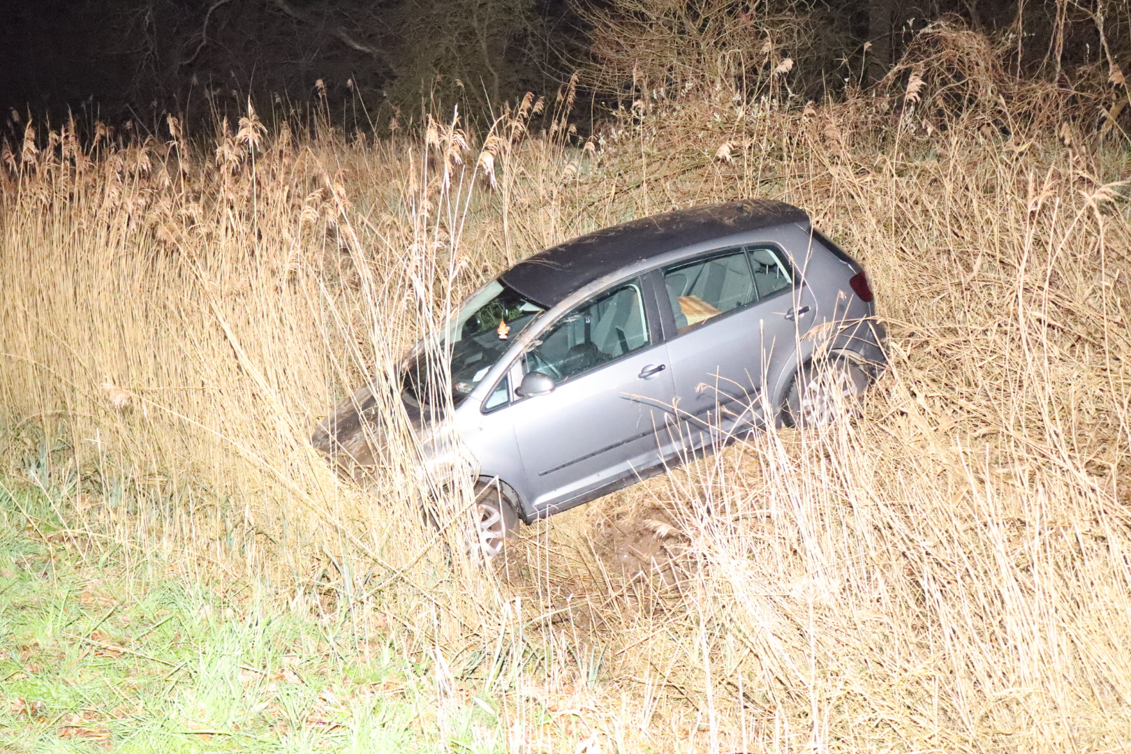 Auto belandt in sloot na ongeval