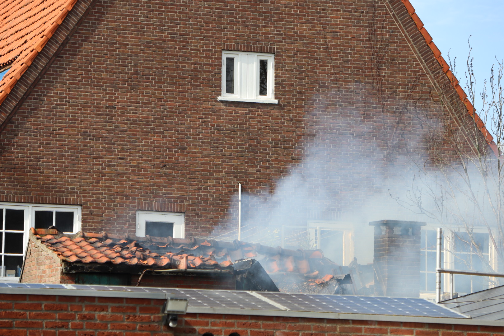 Aanbouw volledig uitgebrand