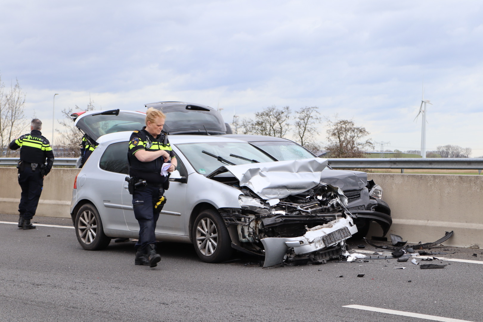 Twee gewonden bij flinke botsing op A59 bij Waalwijk