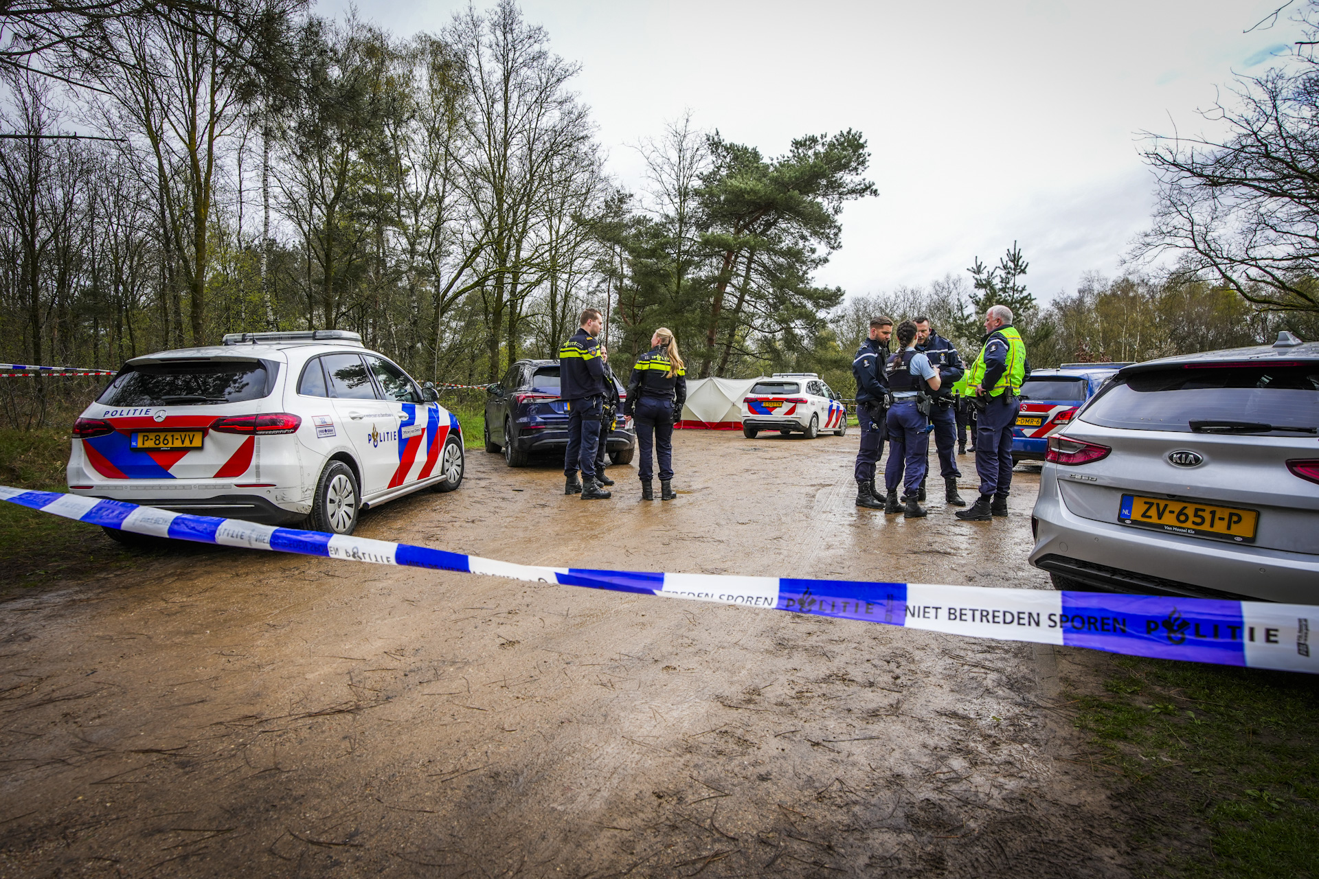 Groot onderzoek naar overleden persoon op militaire parkeerplaats