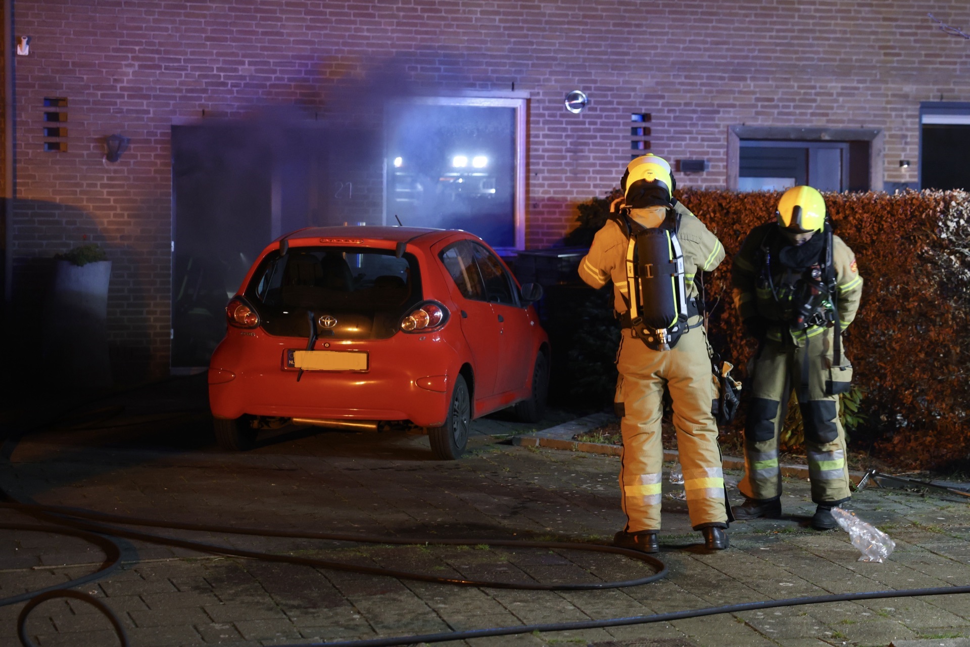 Meterkast vliegt in brand, bewoners worden gewekt door rookmelder
