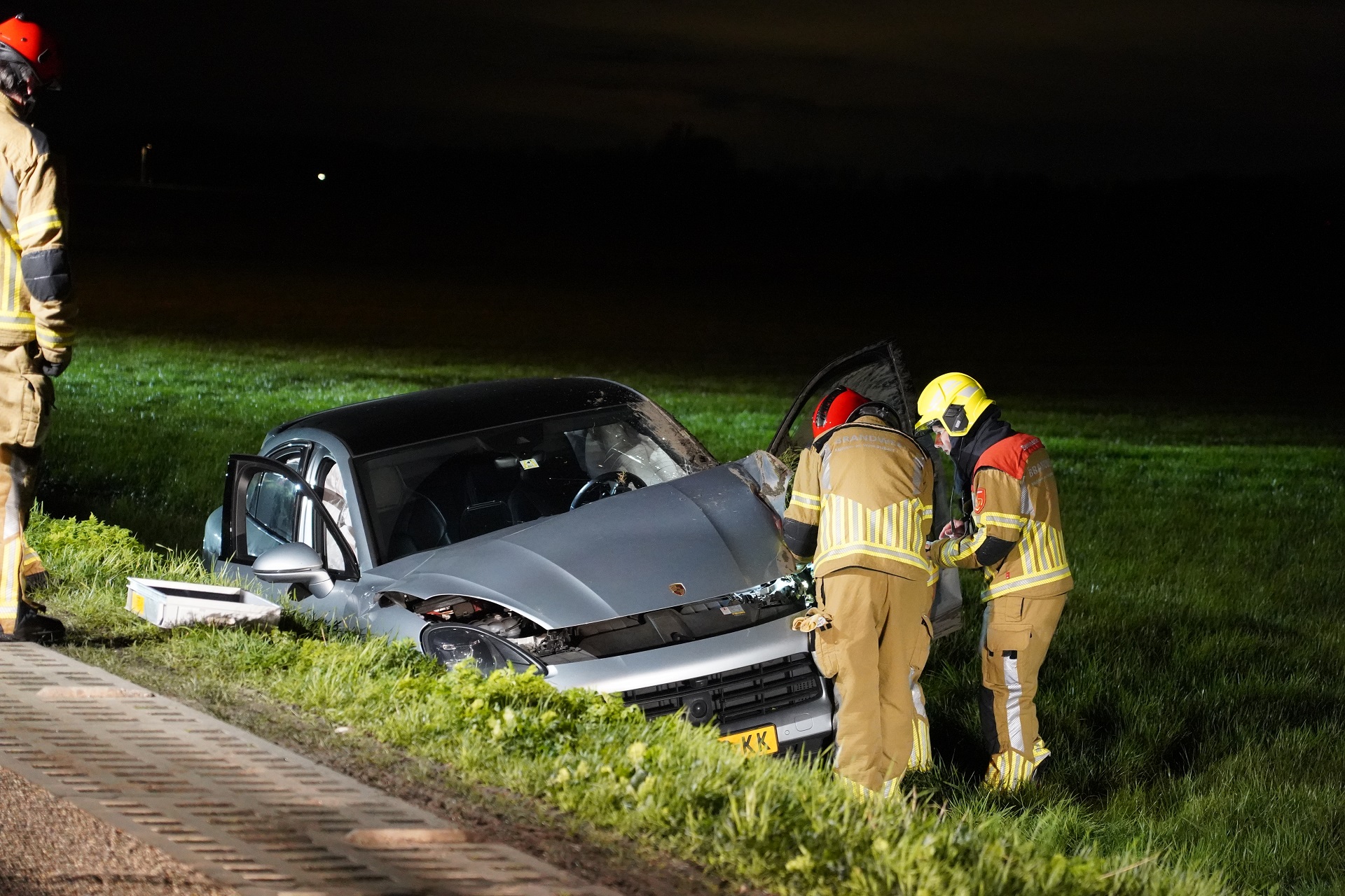Automobilist belandt in greppel en raakt gewond