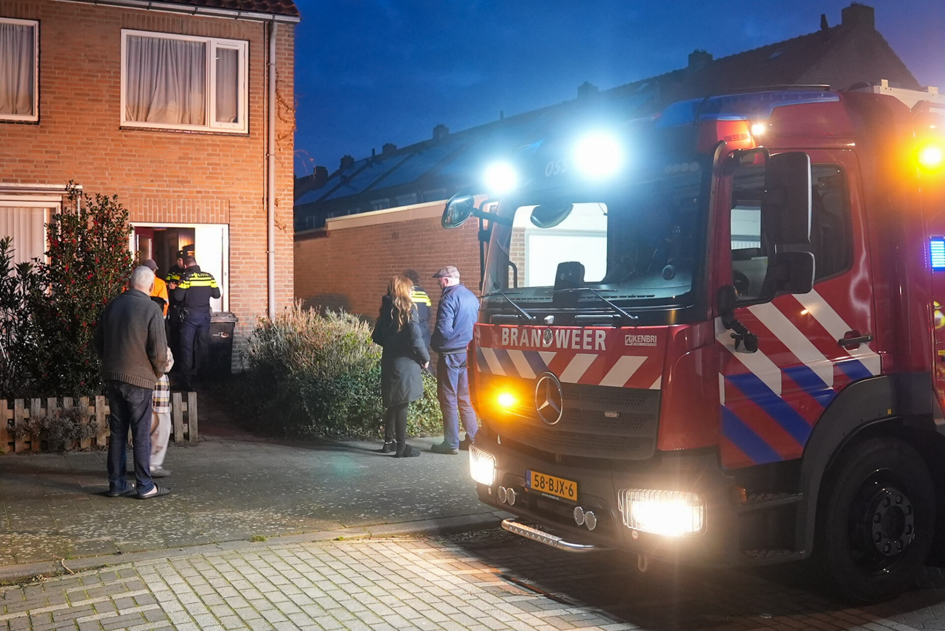Schuur vliegt in brand, vlammen snel onder controle