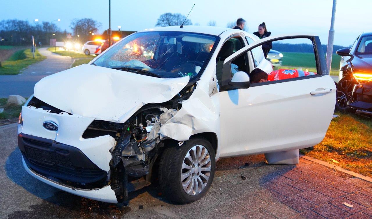 Vrouw gewond na botsing op kruising