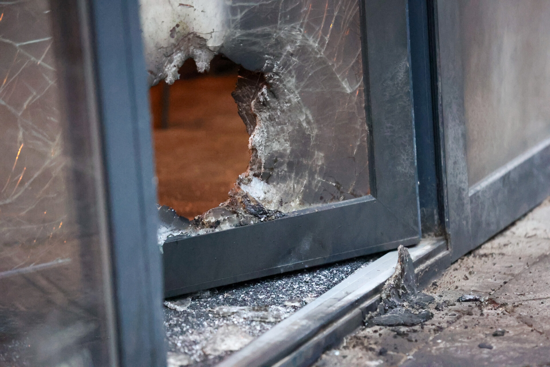 Groot gat in ruit na explosie