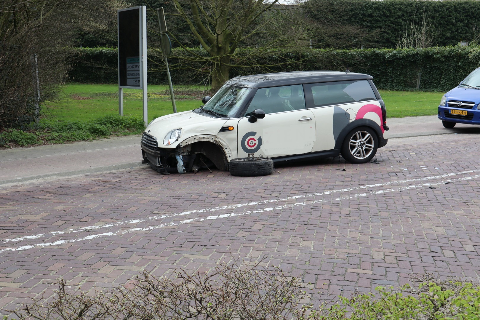 Voorwiel breekt af na aanrijding