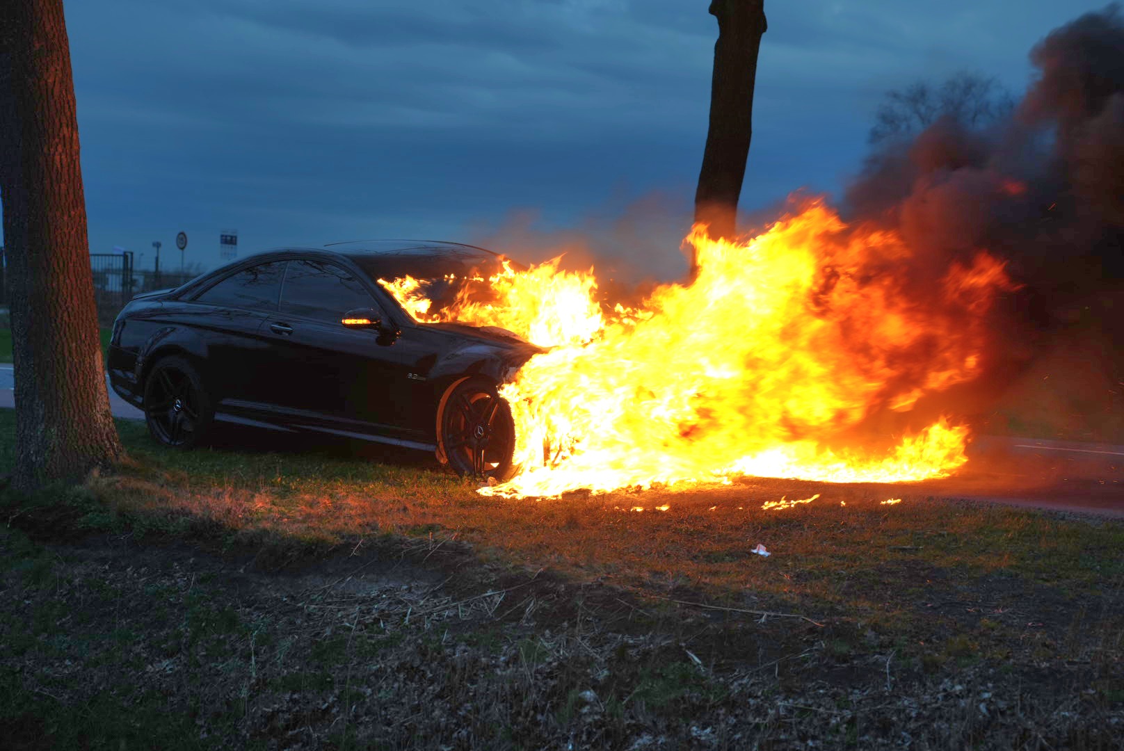 Auto vliegt in brand tijdens het rijden