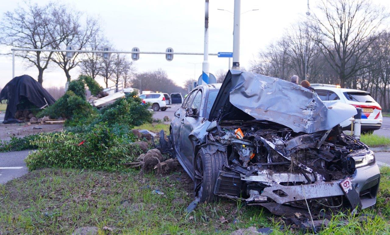 Weg bezaaid met struiken na ongeval tussen auto en busje