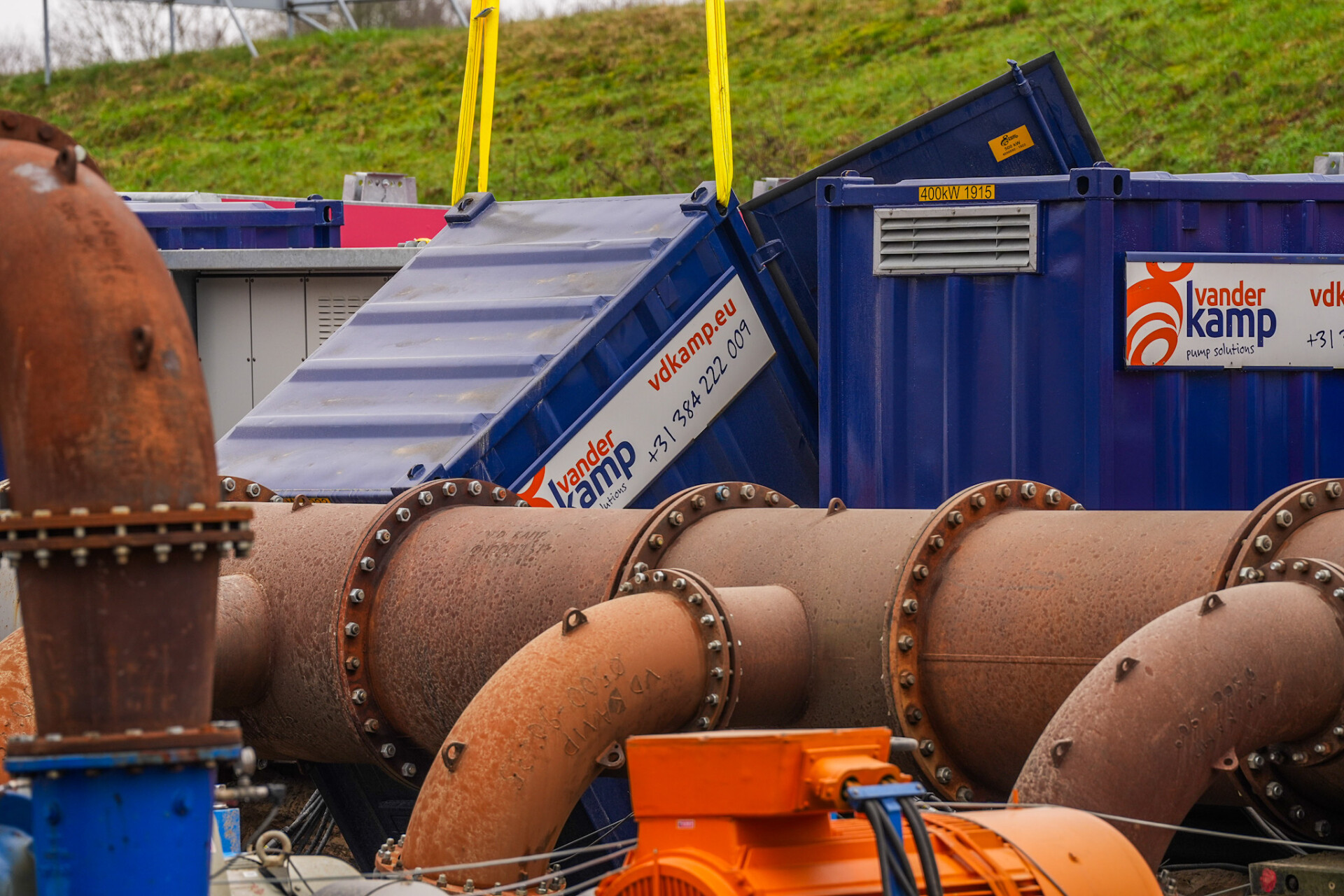 Snelweg A2 dicht en gebied ontruimd na dreiging op breuk gasleiding