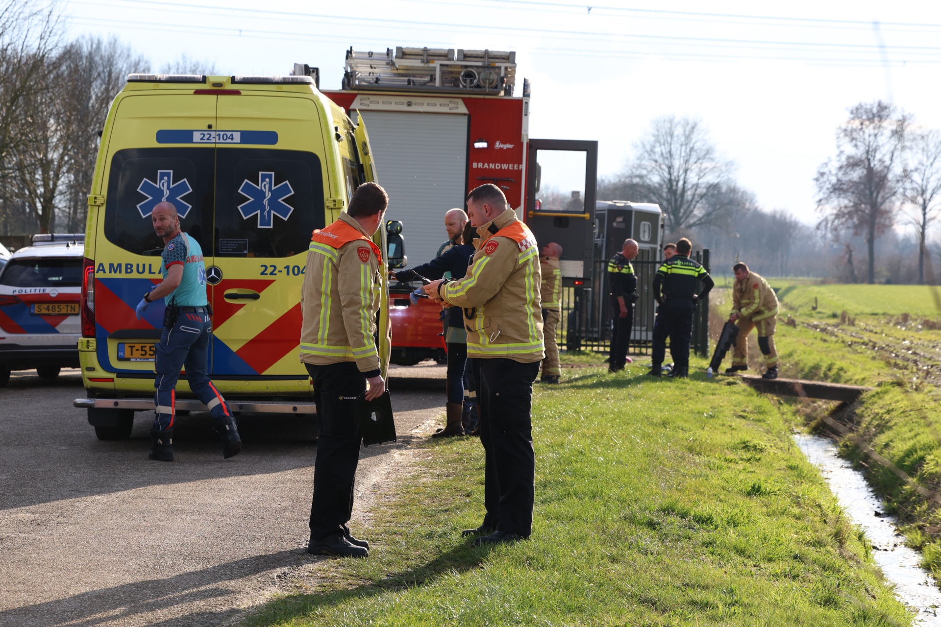 Meisje in rolstoel belandt in sloot
