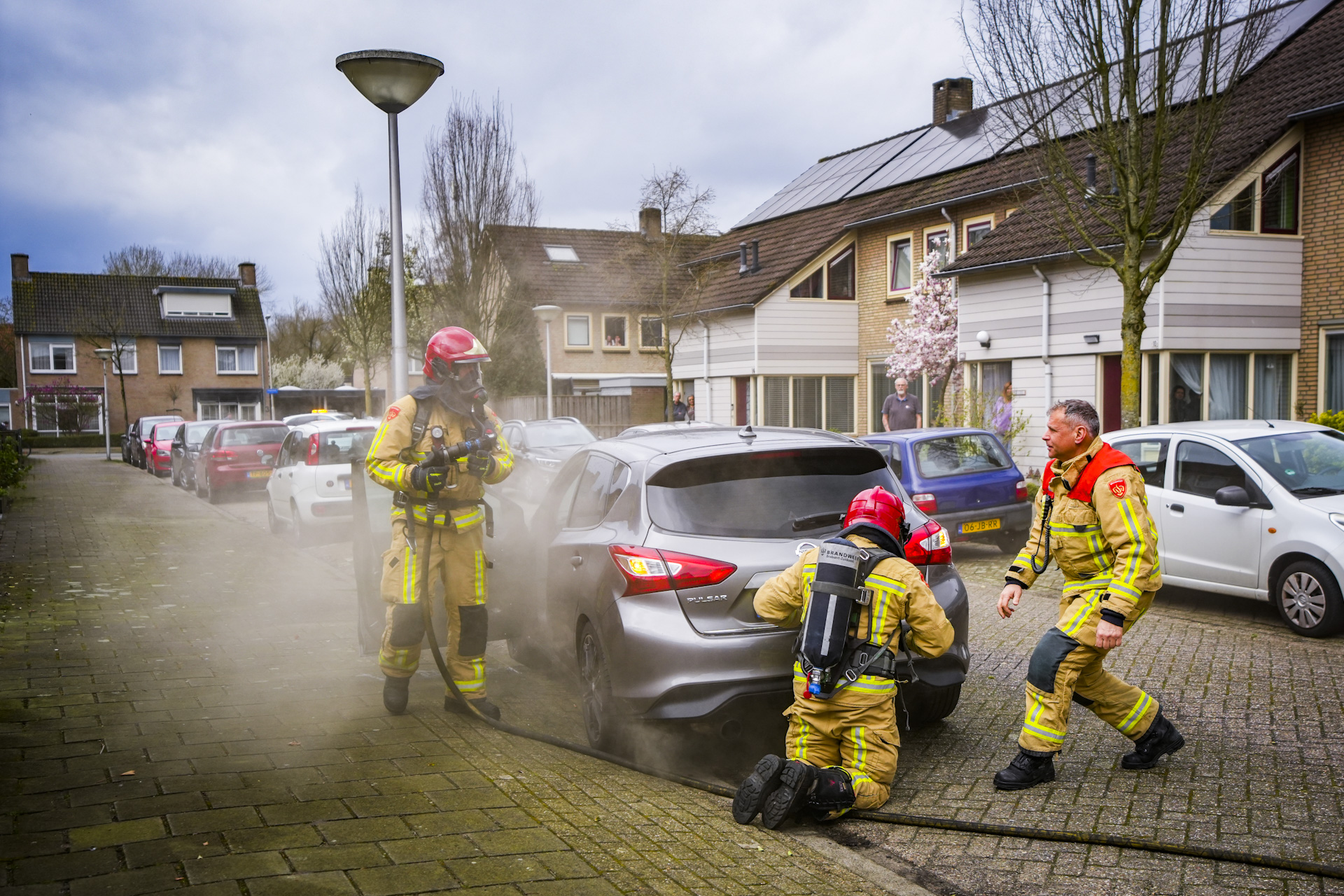 Geparkeerde auto vliegt spontaan in brand