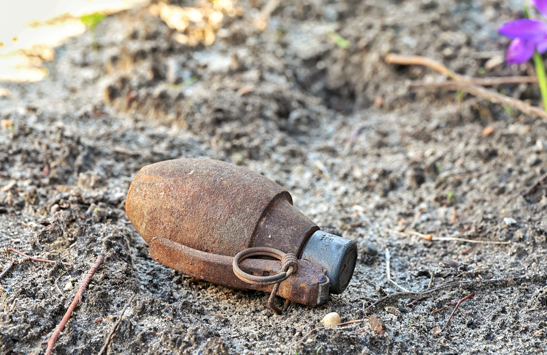 (Foto update) Granaat achtergelaten bij kringloopwinkel, omgeving ontruimd